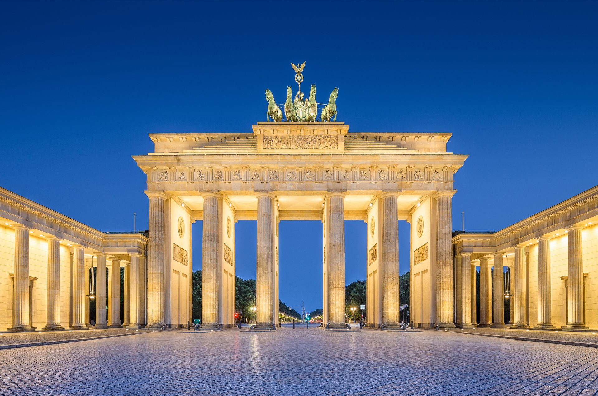 Das Brandenburger Tor bei Nacht beleuchtet, klassische Architektur, Berlin, Deutschland.