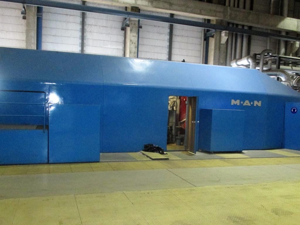 Industriegebäude der Marke Blue MAN mit offener Tür, Innenraum einsehbar.