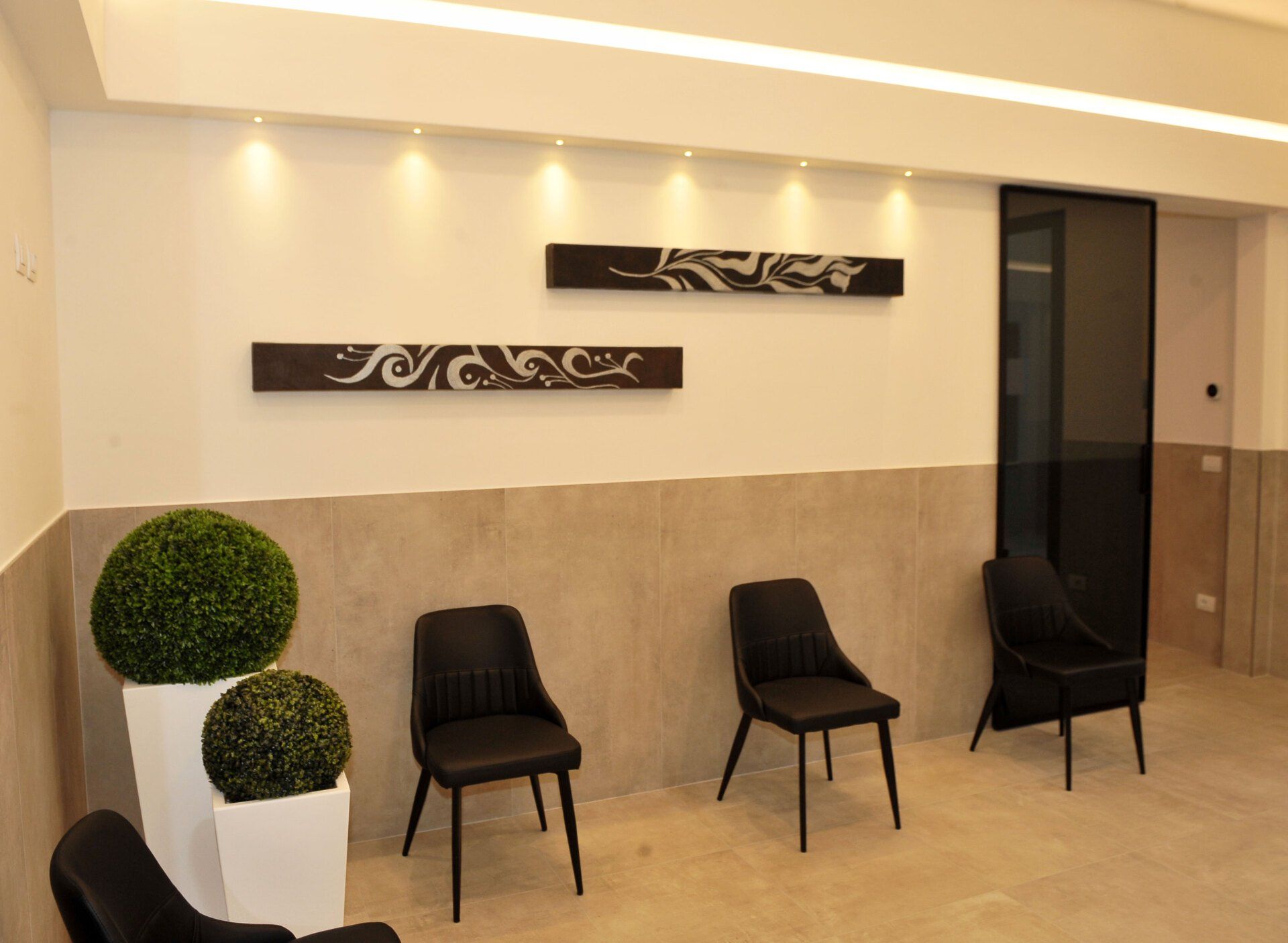 Casa funeraria con comode sedie