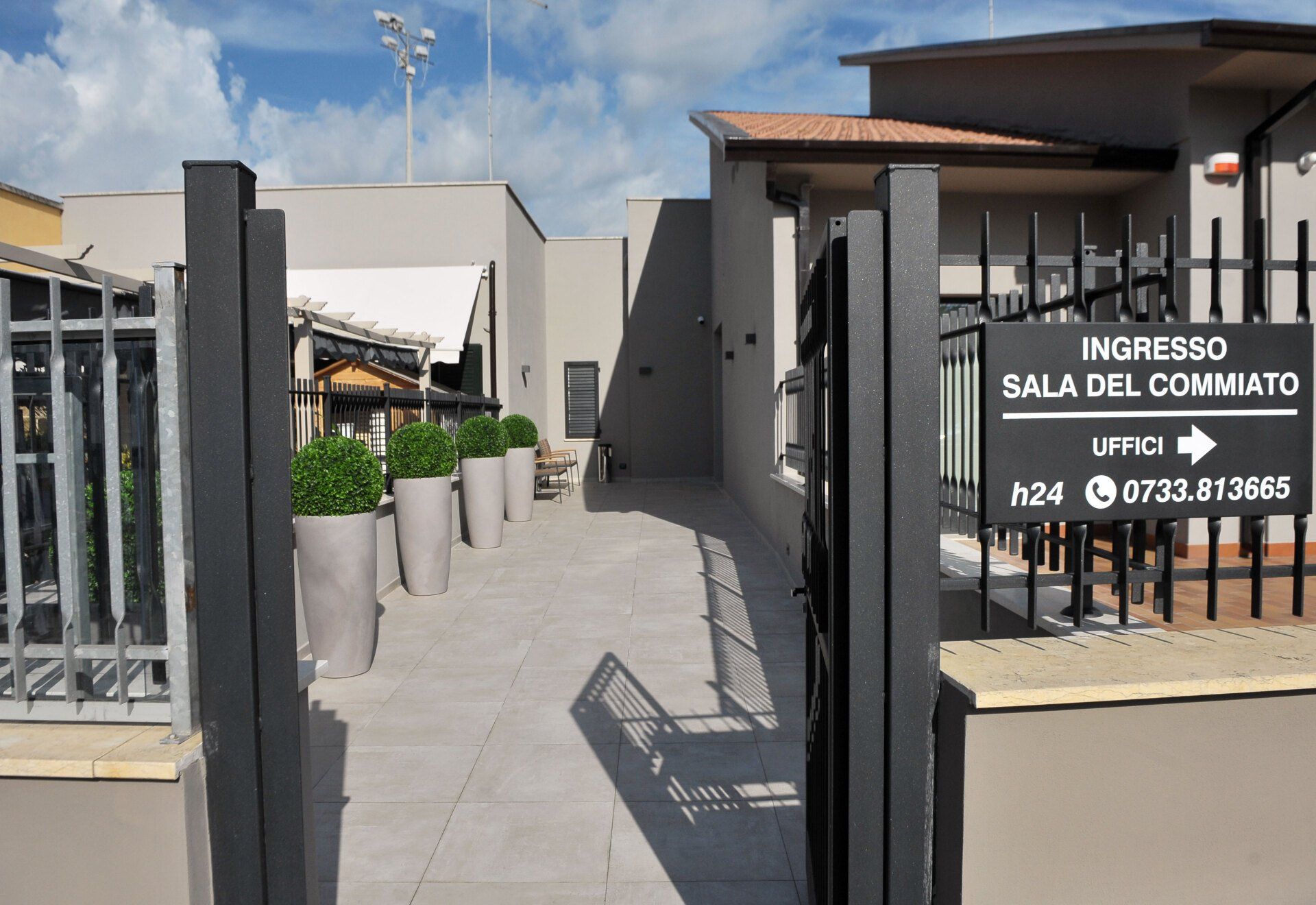 Raffinato e sobrio ingresso della sala del commiato