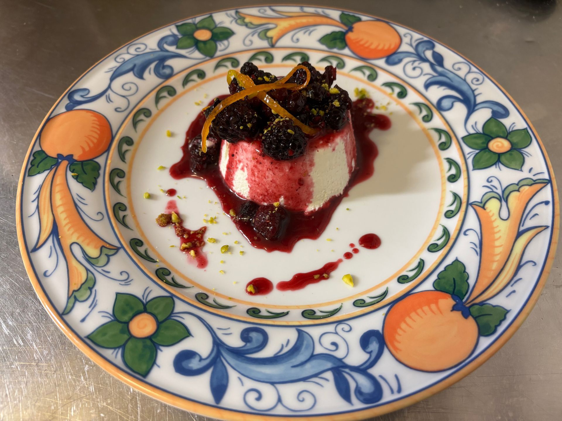 Bavarese di prescinseua con salsa di frutti di bosco