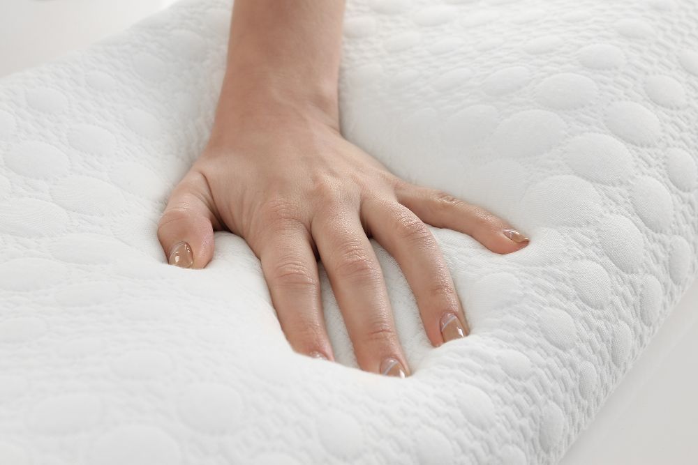 cuscino con rivestimento di tessuto bianco