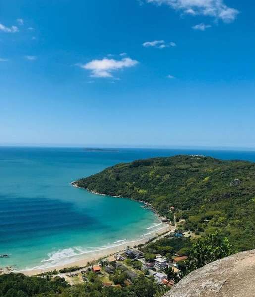 Vista do Morro do Macaco. Um lugar paradisíaco que permite ver grande parte da linda cidade de Bombinhas, em Santa Catarina.