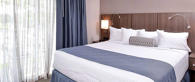 queen size bed-Anchored Inn