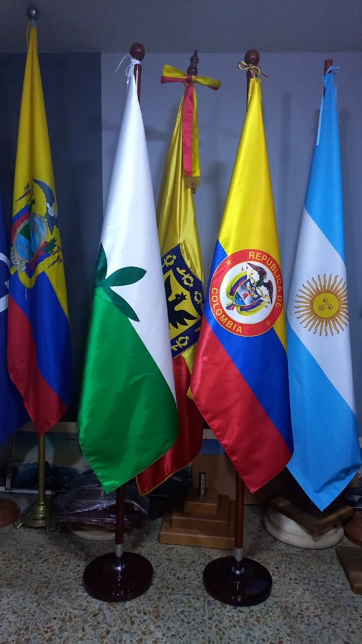 Cinco banderas nacionales, entre ellas las de Colombia y Argentina, se exhiben en soportes en el interior del edificio.