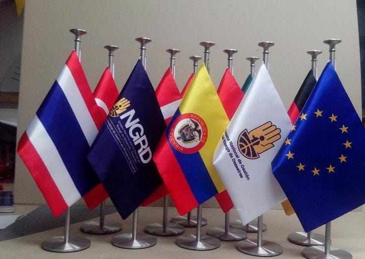 Pequeñas banderas de mesa de Tailandia, ASEAN, ONG, Laos, Camboya y la UE sobre soportes.
