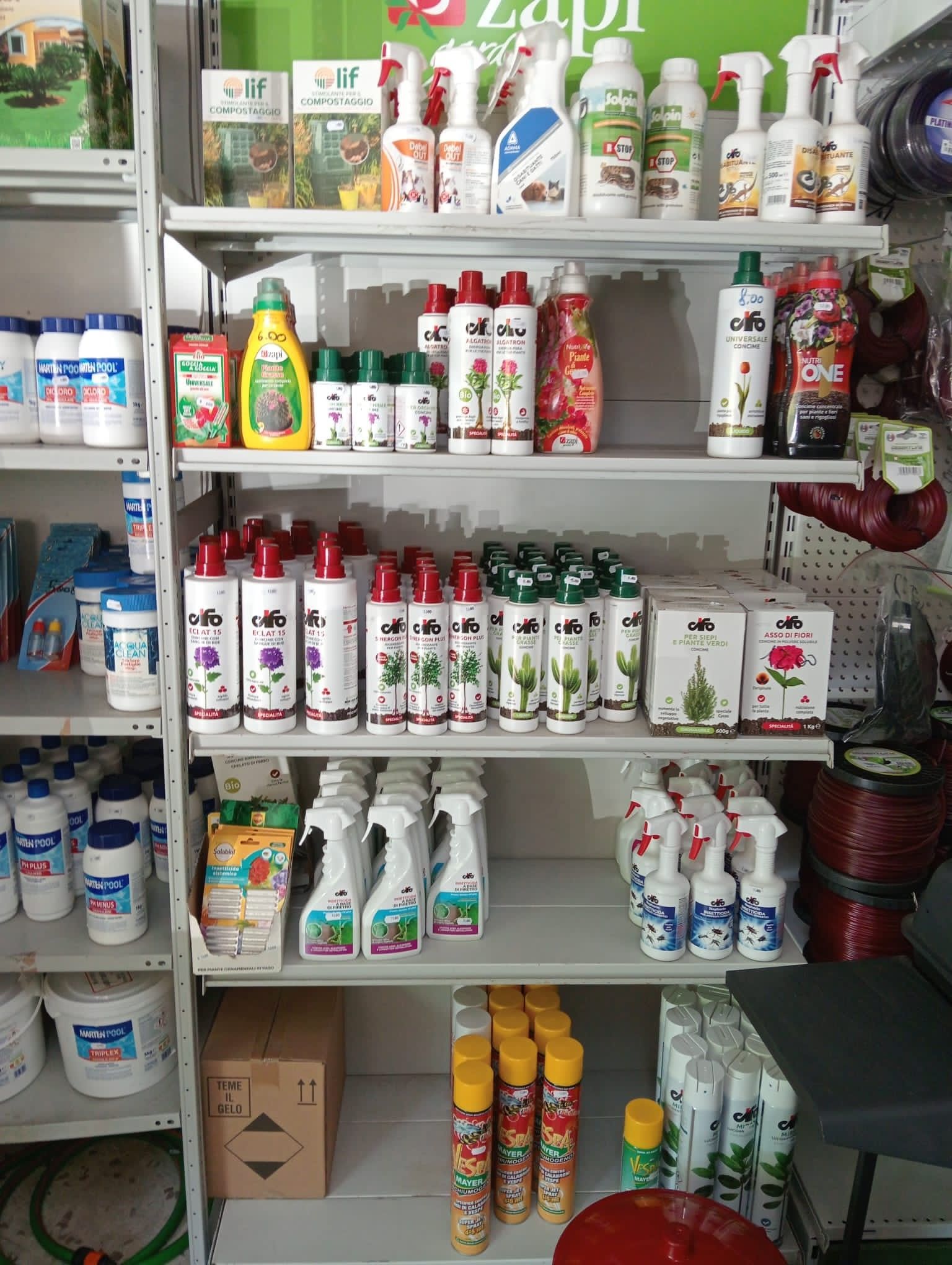 Uno scaffale del negozio pieno di tante bottiglie e flaconi spray.