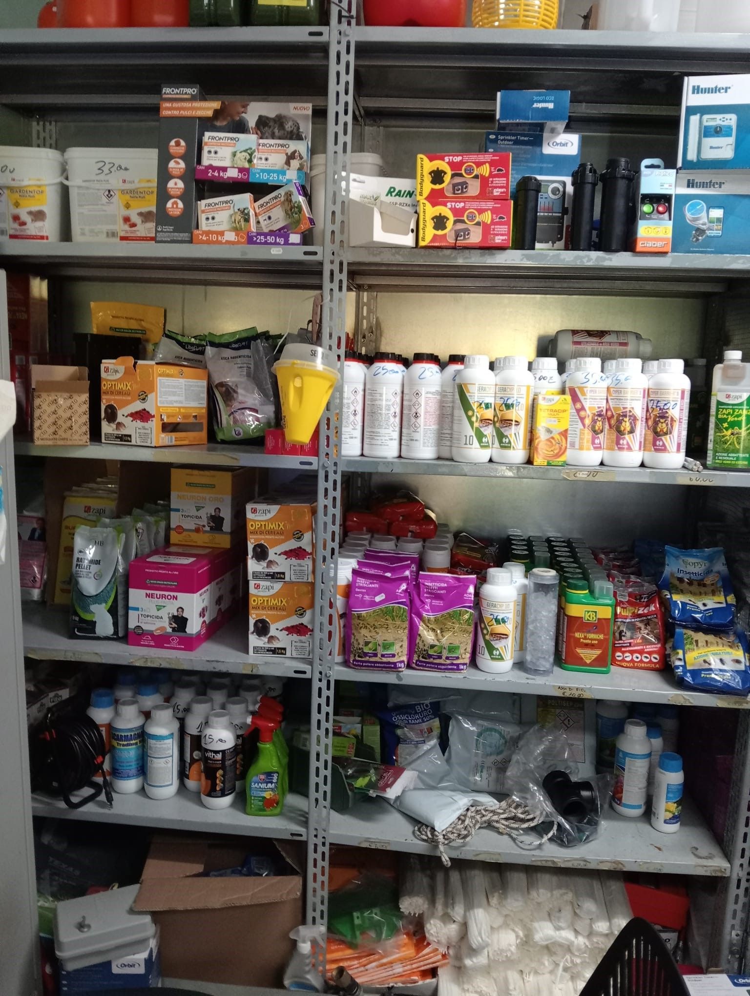 Uno scaffale pieno di molti tipi diversi di prodotti chimici.