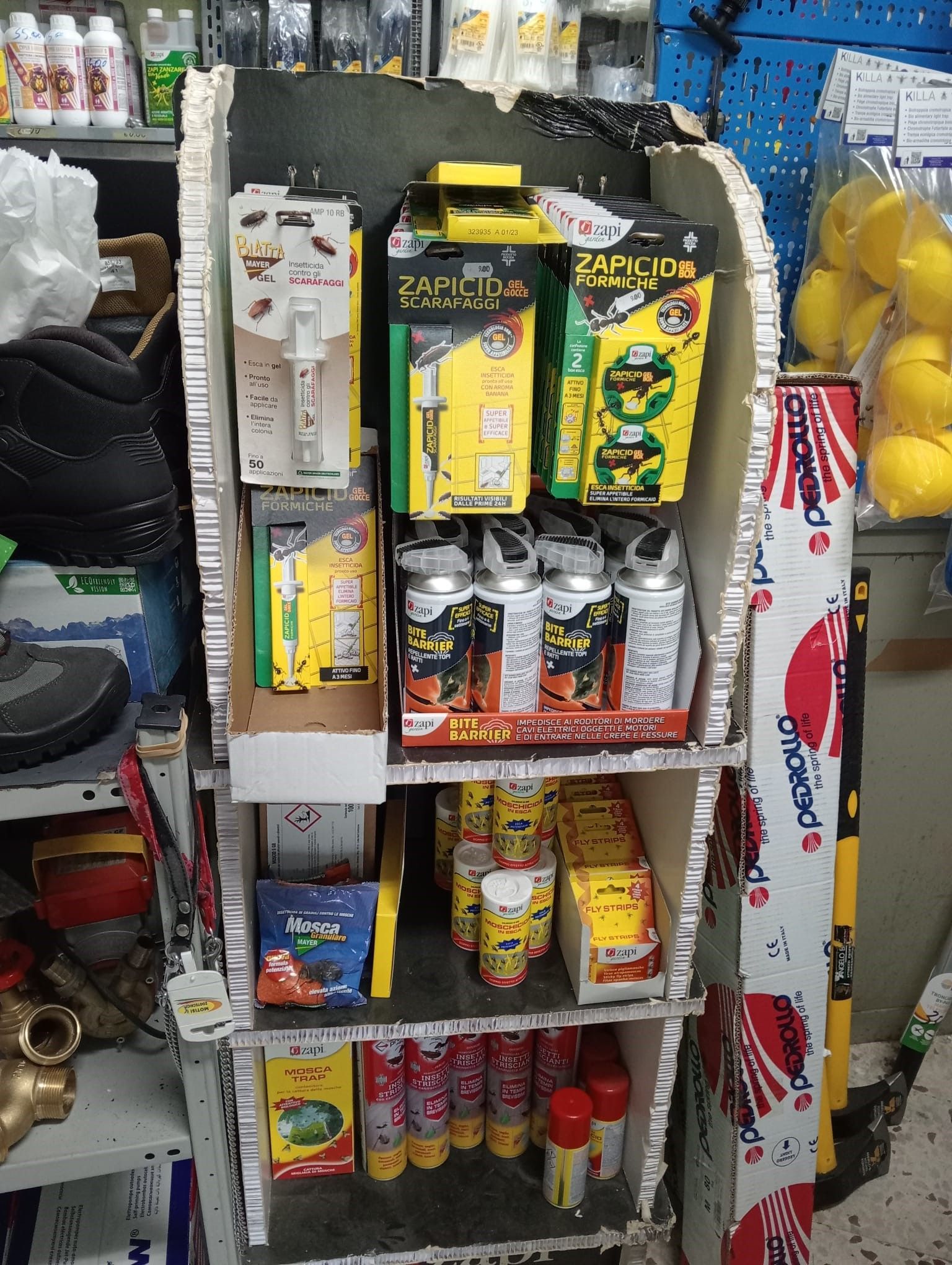 Uno scaffale pieno di molti tipi diversi di prodotti chimici