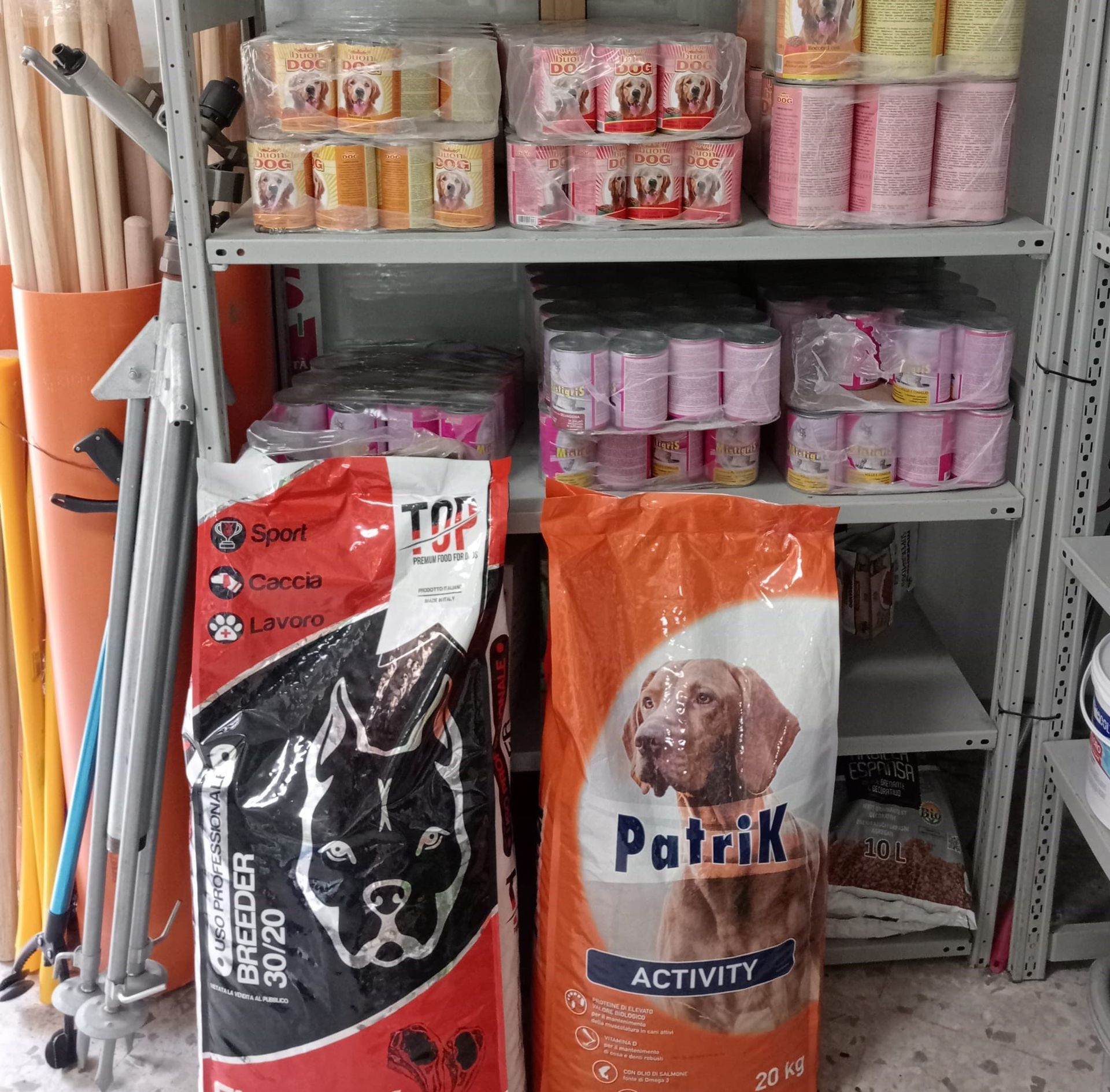 Un sacchetto di cibo per cani con sopra l'immagine di un cane