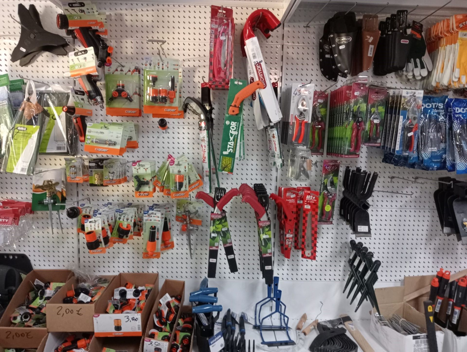 Al muro sono appesi un mucchio di attrezzi da giardinaggio