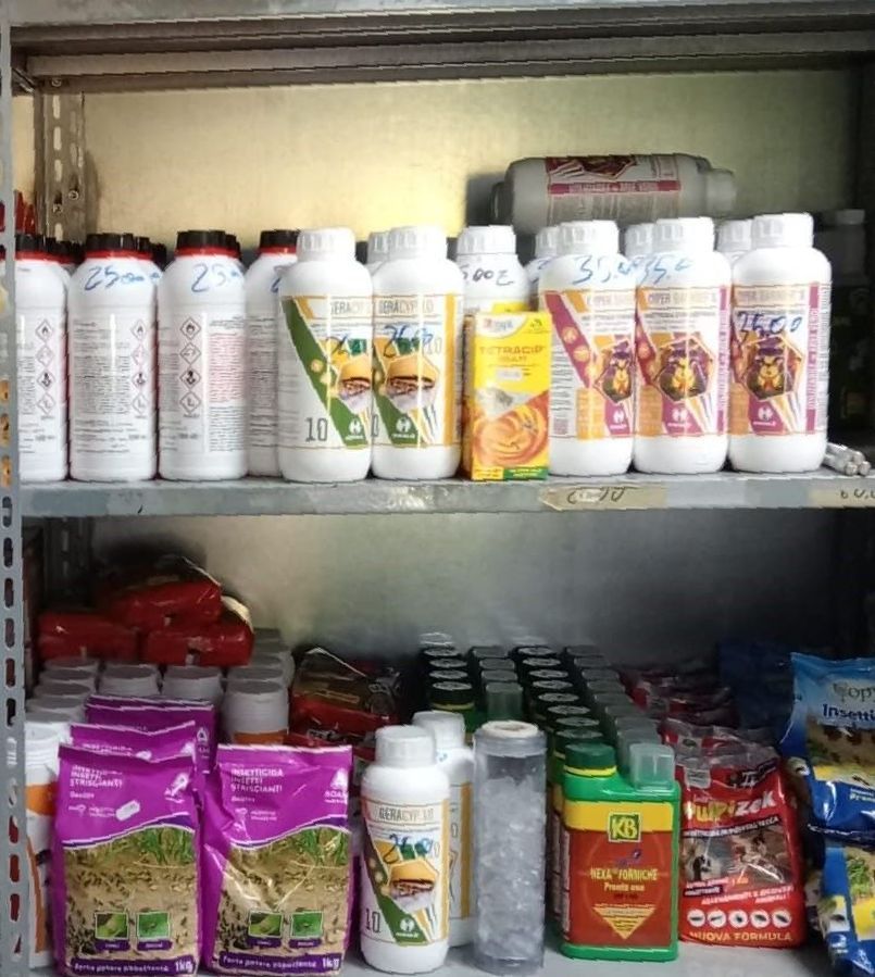 Uno scaffale pieno di tante bottiglie e sacchetti di cibo