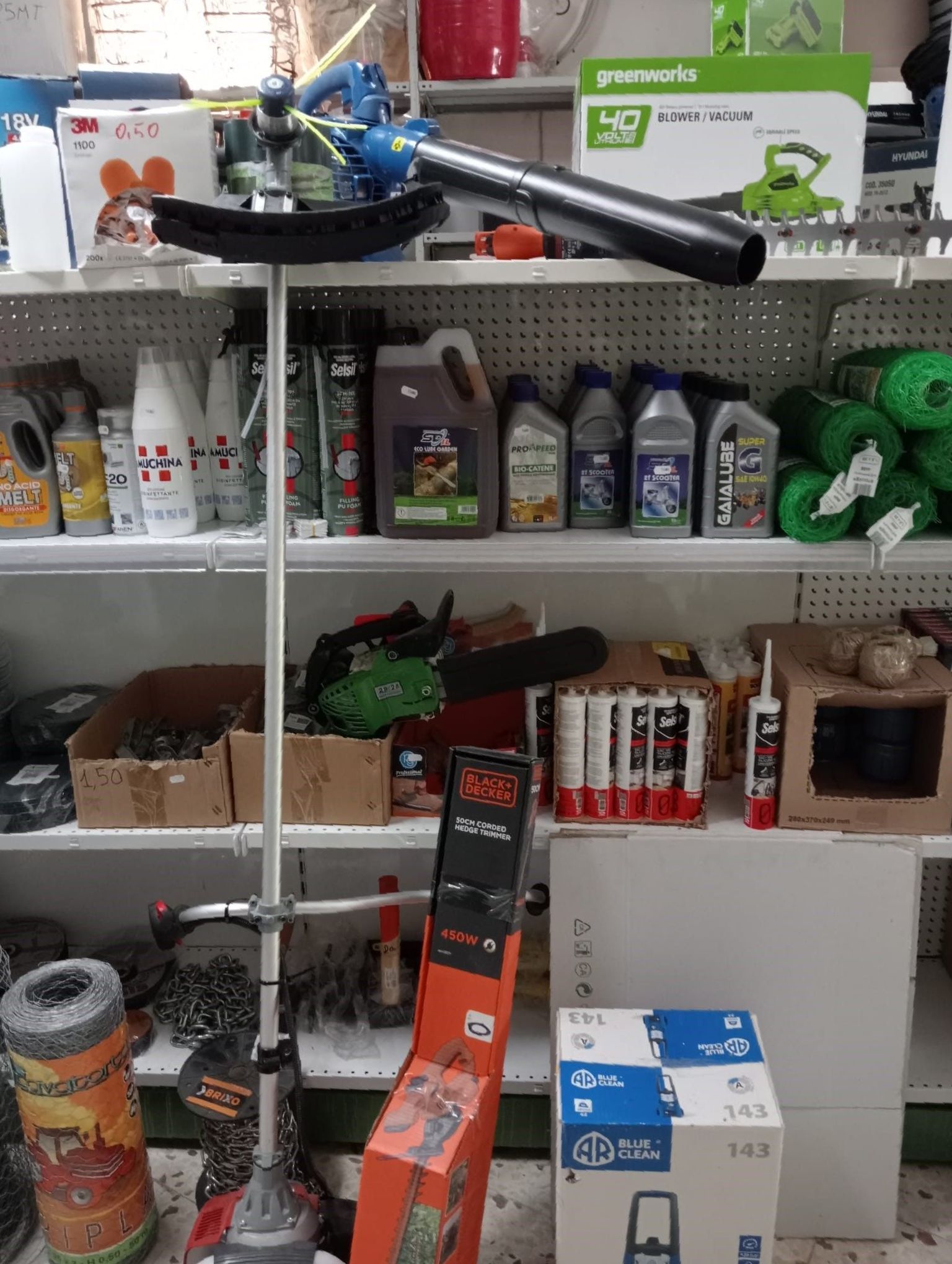 Un aspirapolvere è appoggiato su uno scaffale in un negozio.