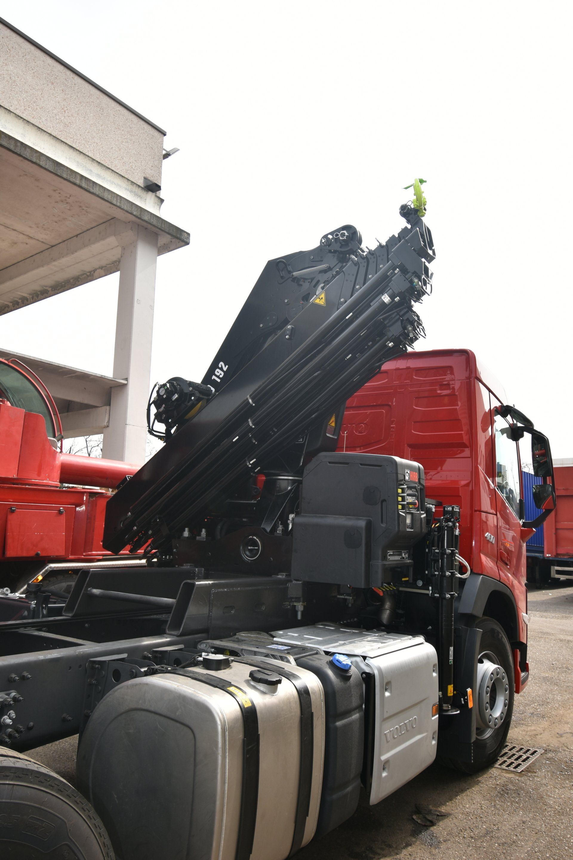 GRU HIAB SU VEICOLO VOLVO