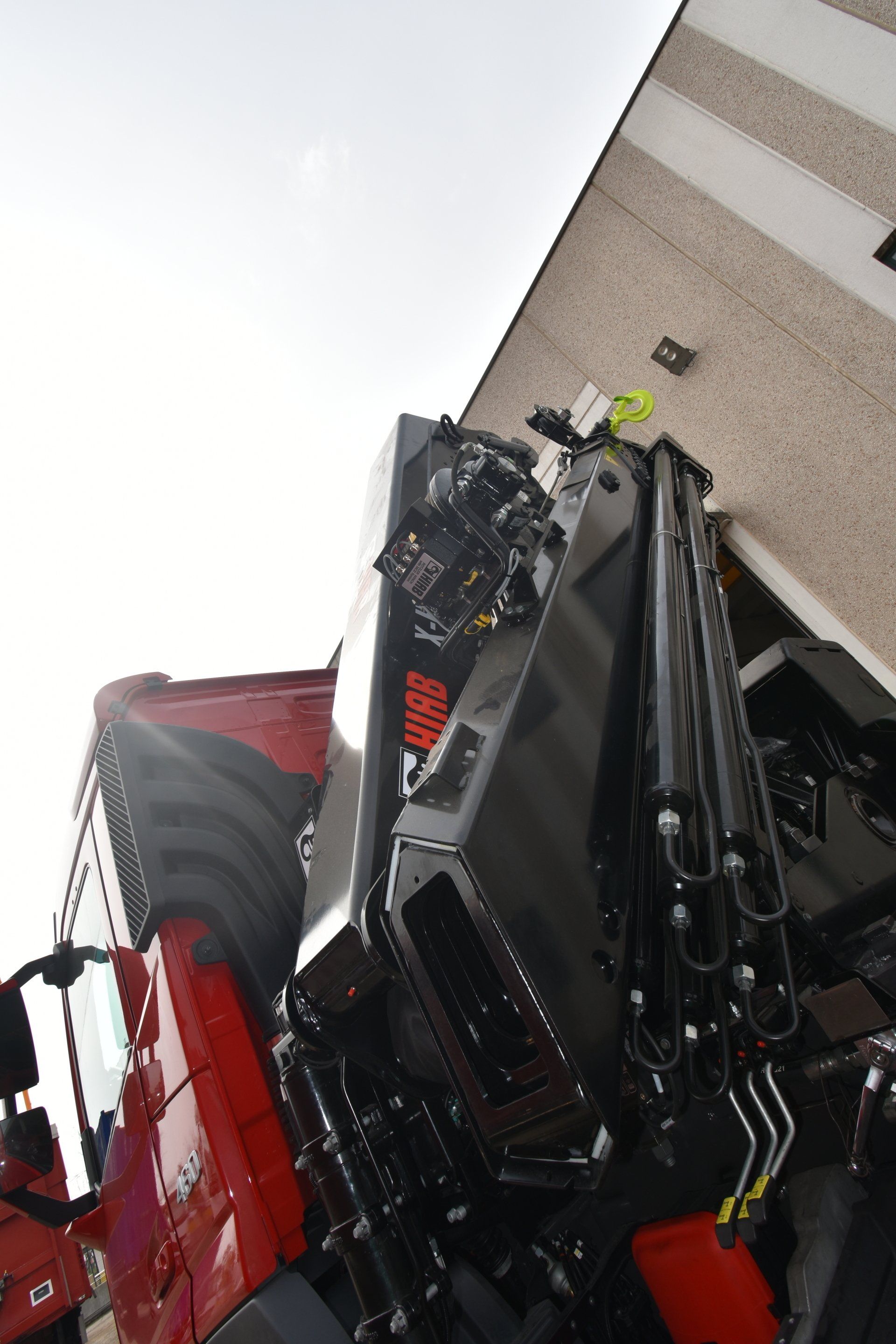 GRU HIAB SU VEICOLO VOLVO