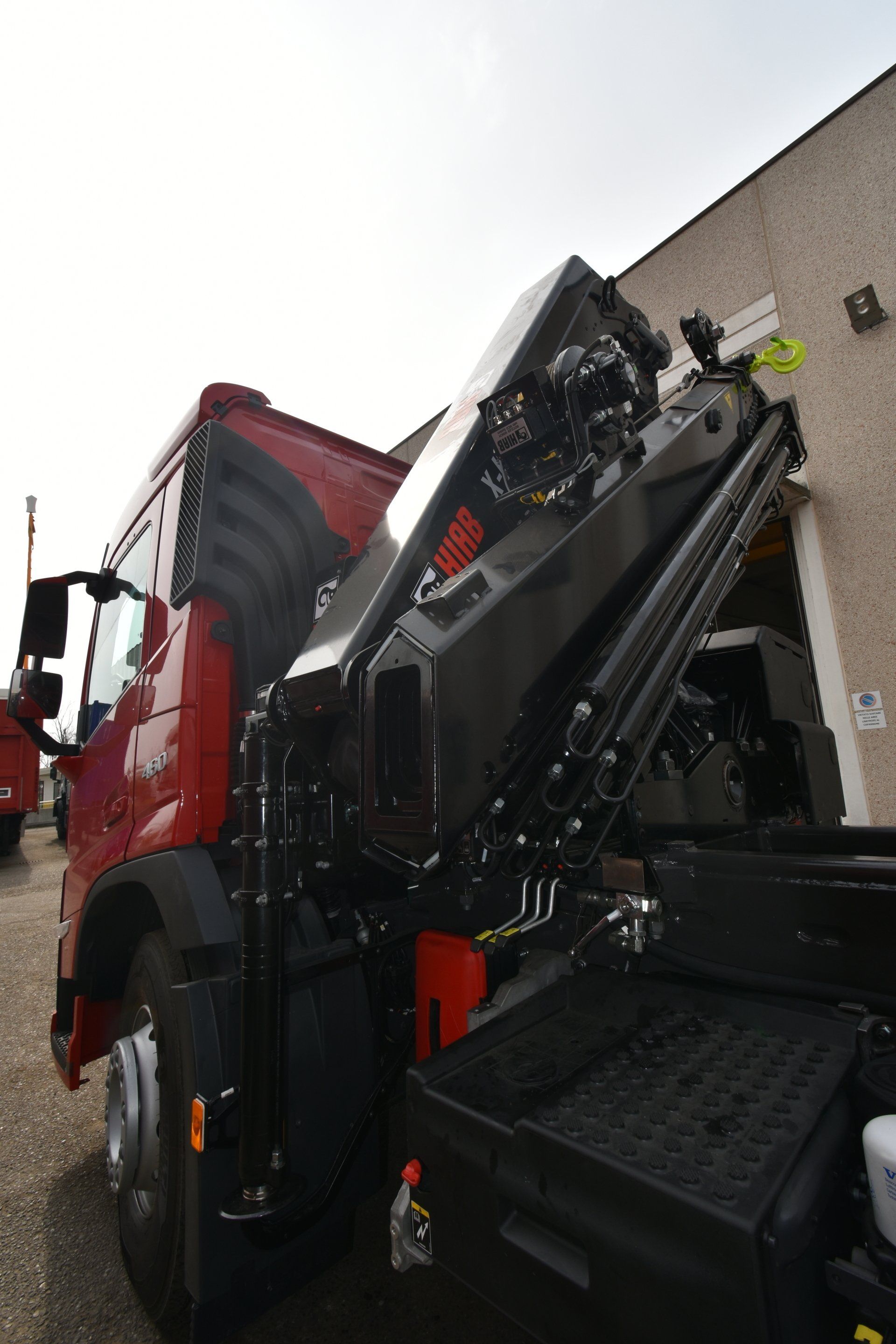 GRU HIAB SU VEICOLO VOLVO