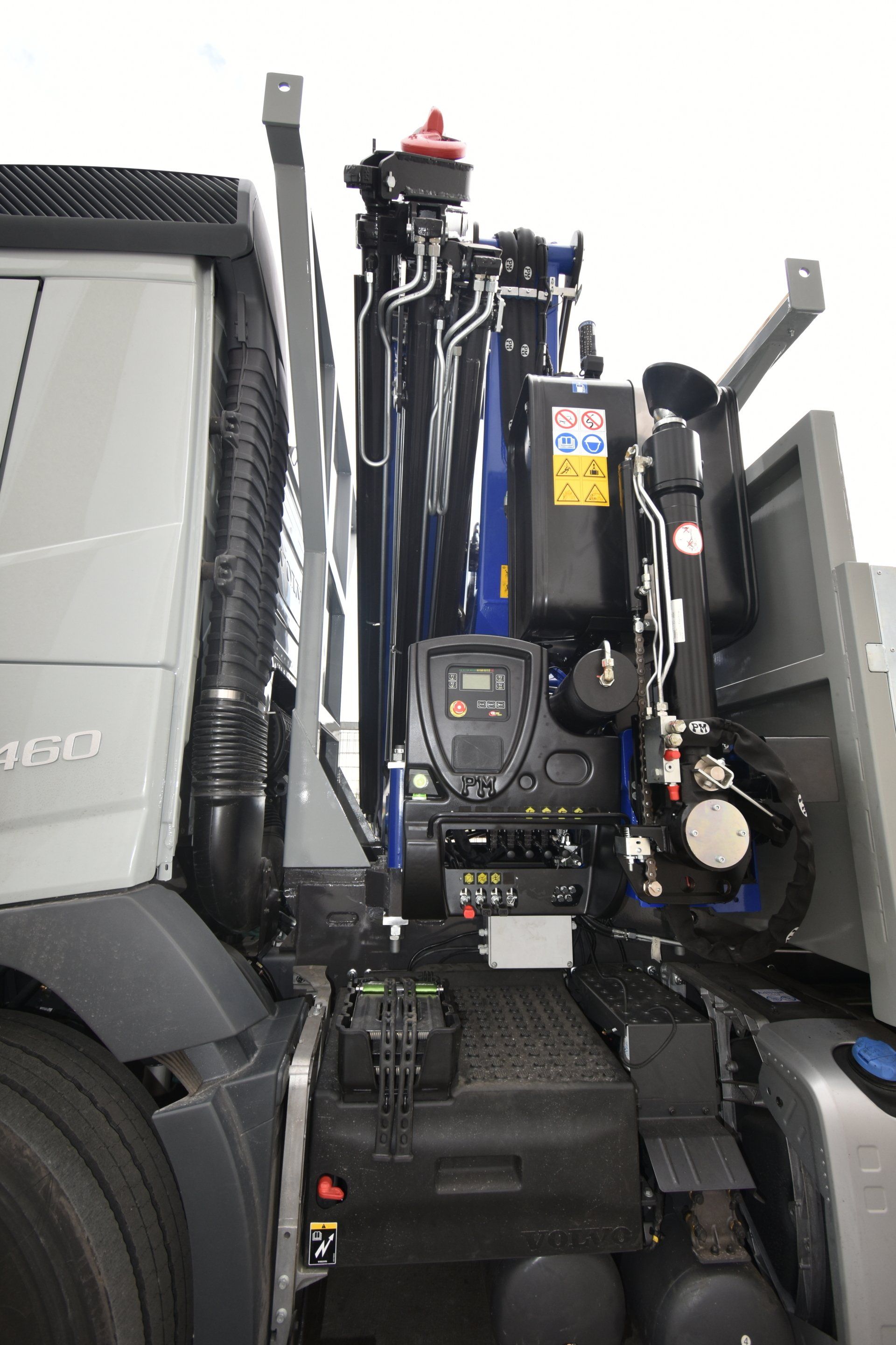 GRU PM MONTATA SU VEICOLO VOLVO