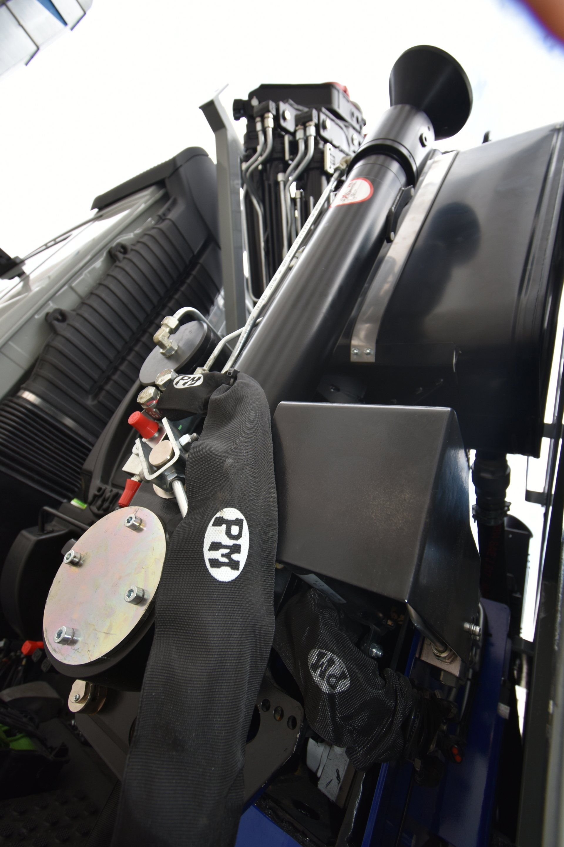 GRU PM MONTATA SU VEICOLO VOLVO