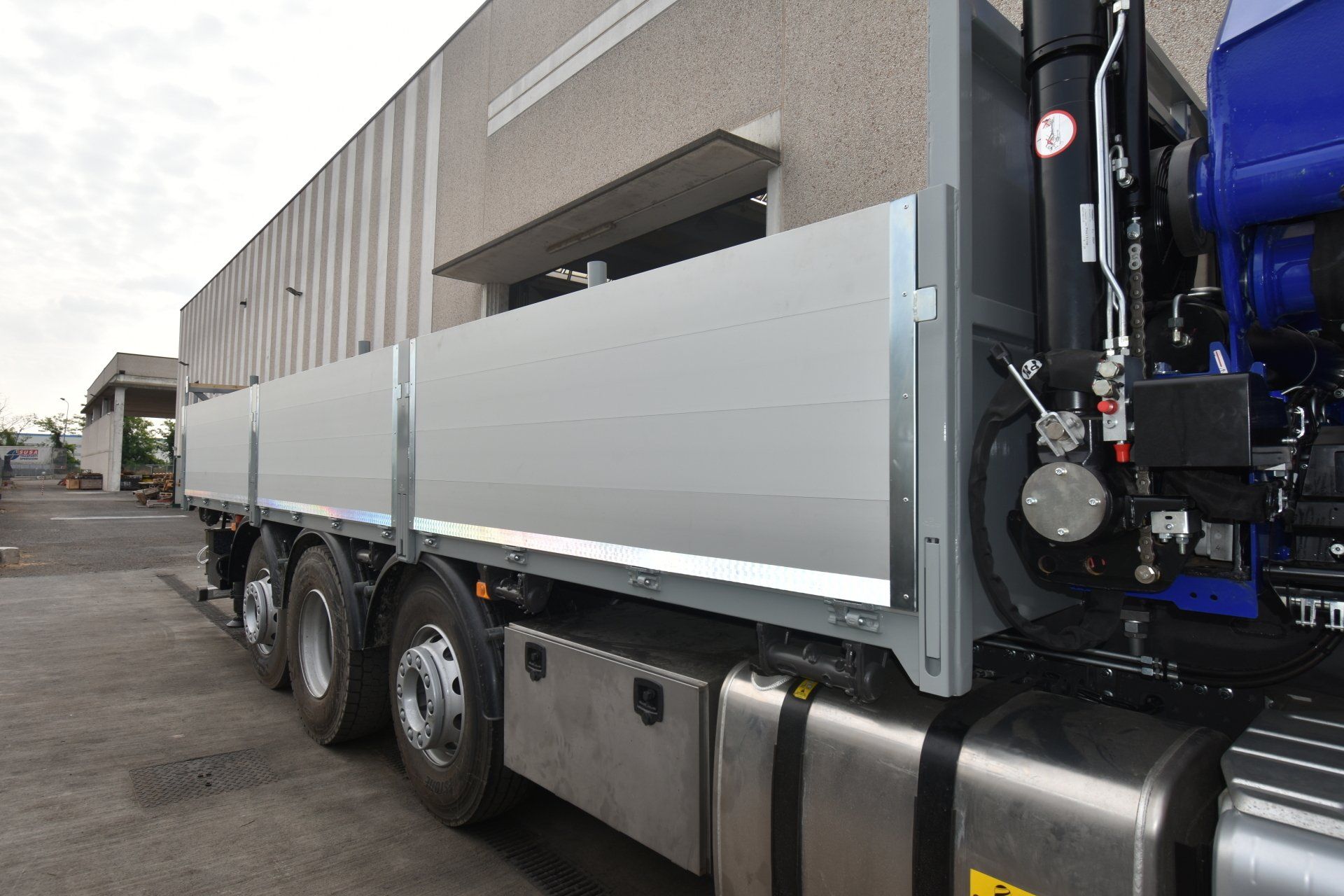 GRU PM MONTATA SU VEICOLO VOLVO