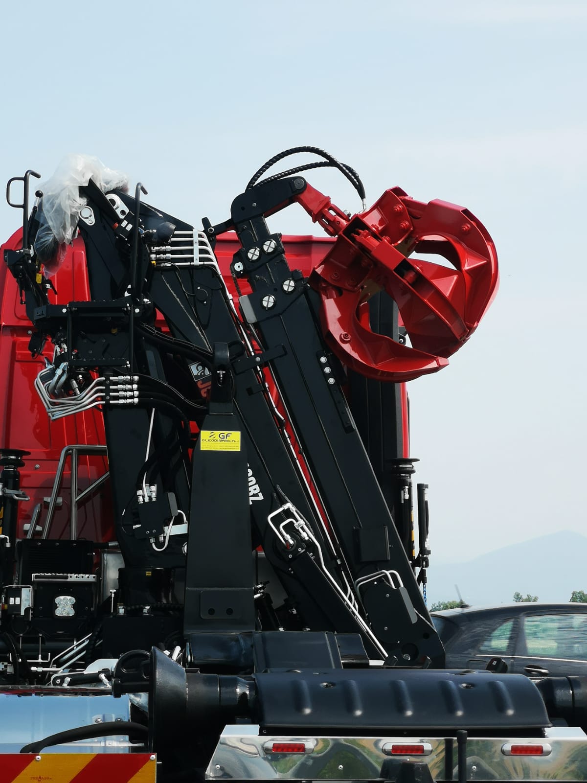 SCARRABILE MULTILIFT + CARICATORE JONSERED MONTATI SU VEICOLO MERCEDES