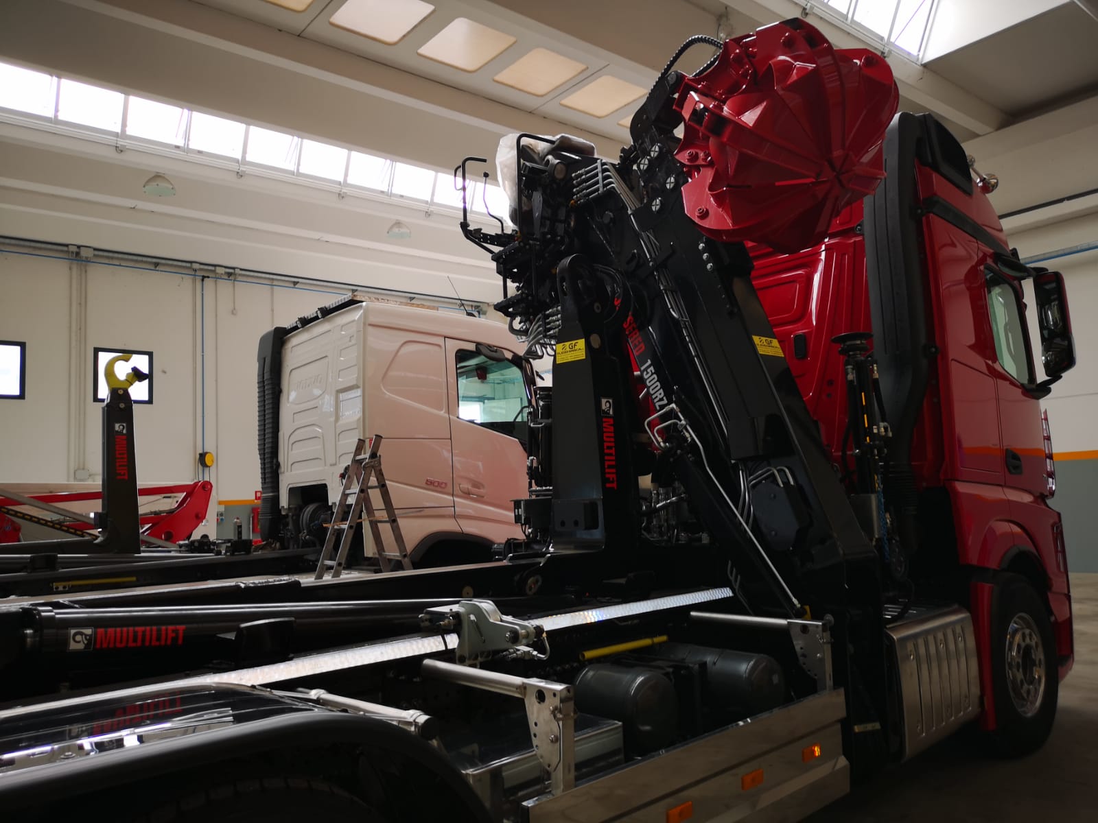 SCARRABILE MULTILIFT + CARICATORE JONSERED MONTATI SU VEICOLO MERCEDES