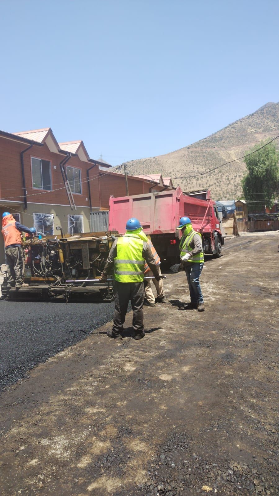 Asfaltos Patricio Contreras - Un grupo de trabajadores de la construcción está trabajando en el asfalto en una carretera.