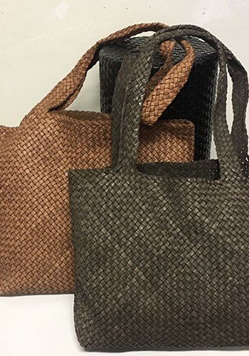 due borse intrecciate di color grigio scuro e marrone