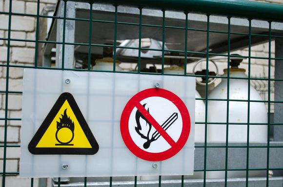 flammable sign in front of oxygen tanks