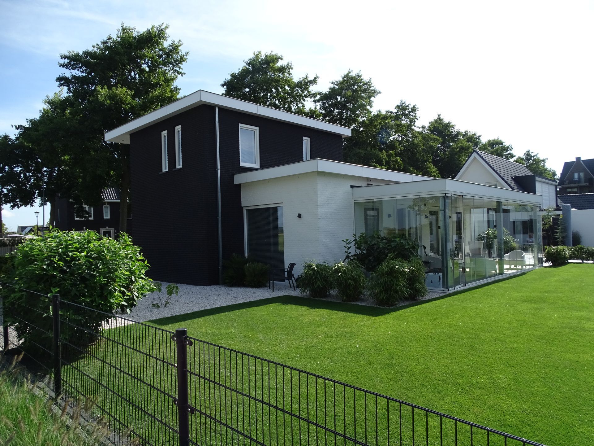 Moderne nieuwbouw woning, villa met strakke lijnen, Bouwbedrijf van Gurp