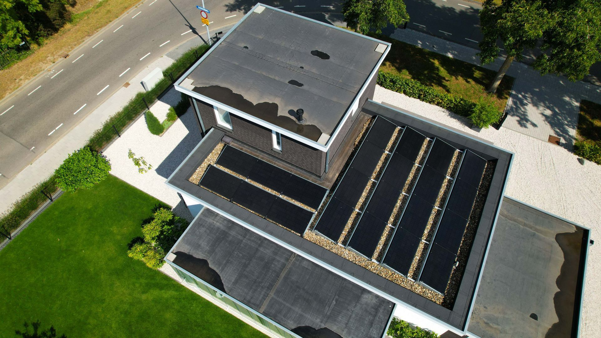 Moderne nieuwbouw woning, villa met strakke lijnen, Bouwbedrijf van Gurp