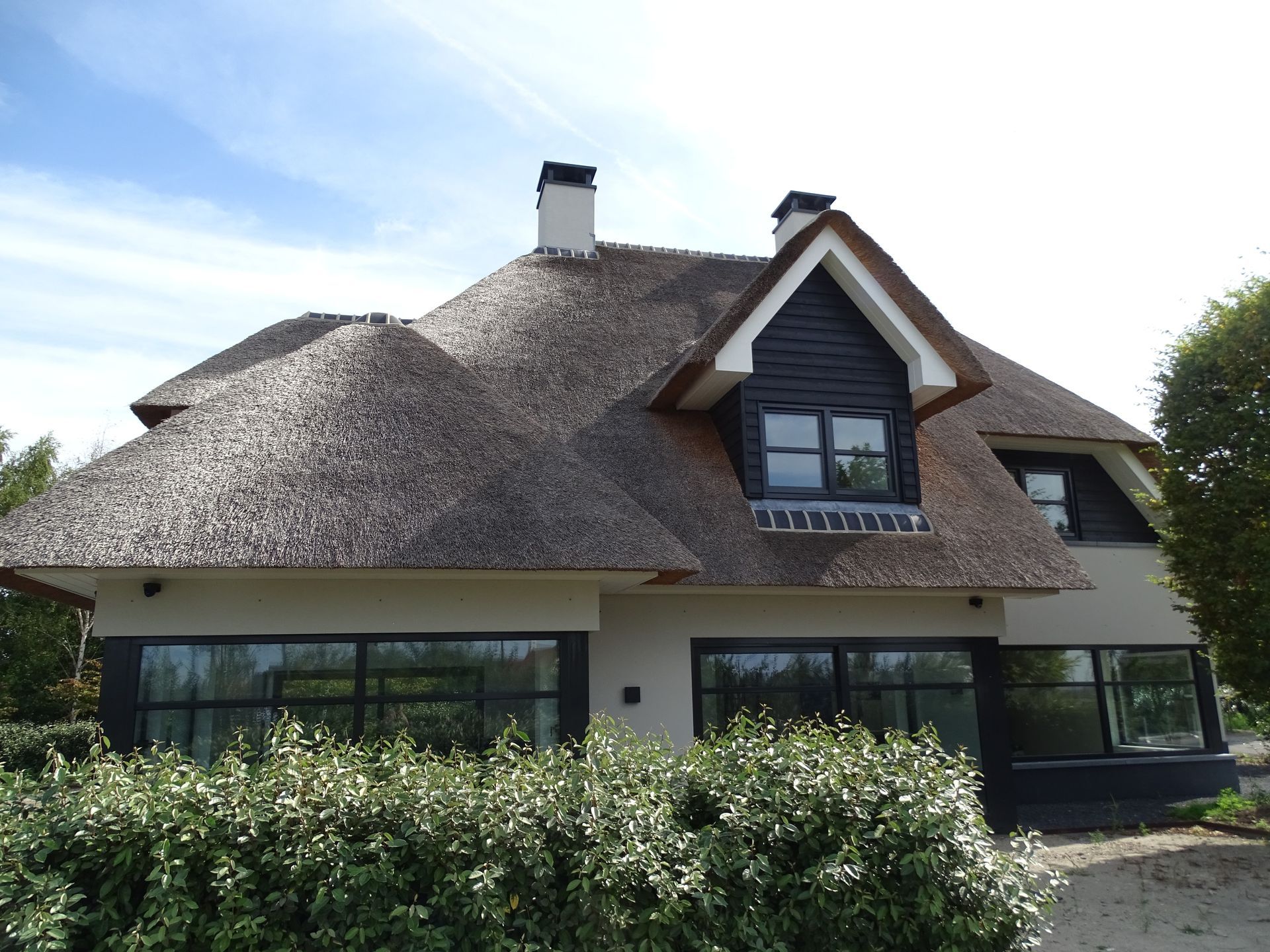 Nieuwbouw moderne villa met rieten dak in Dirksland 