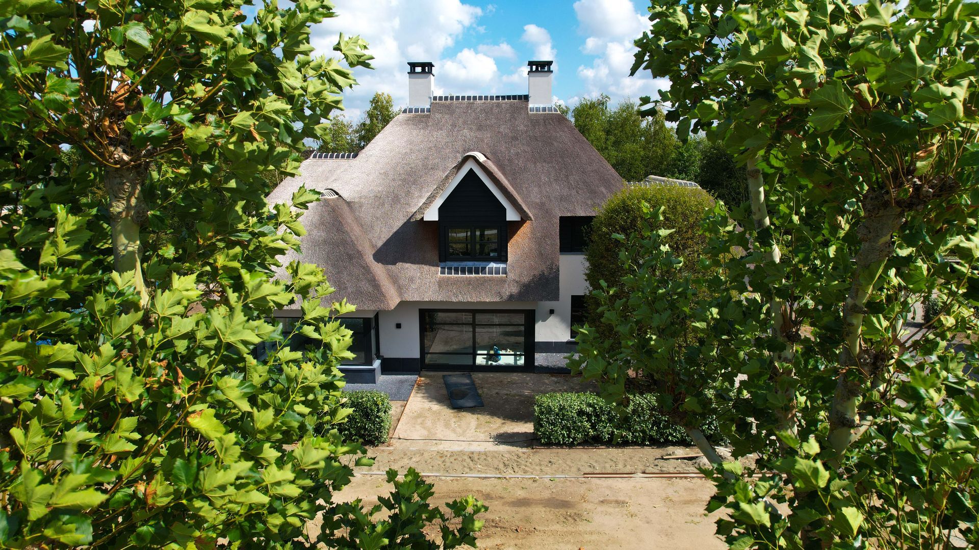 Nieuwbouw moderne villa met rieten dak in Dirksland