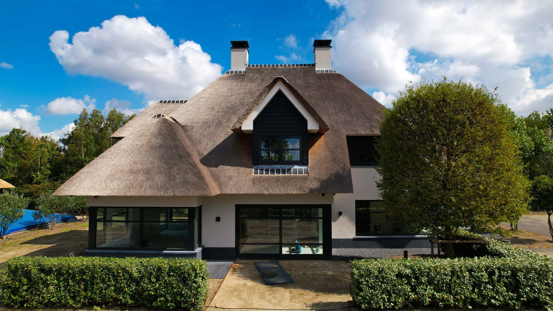 Nieuwbouw moderne villa met rieten dak in Dirksland