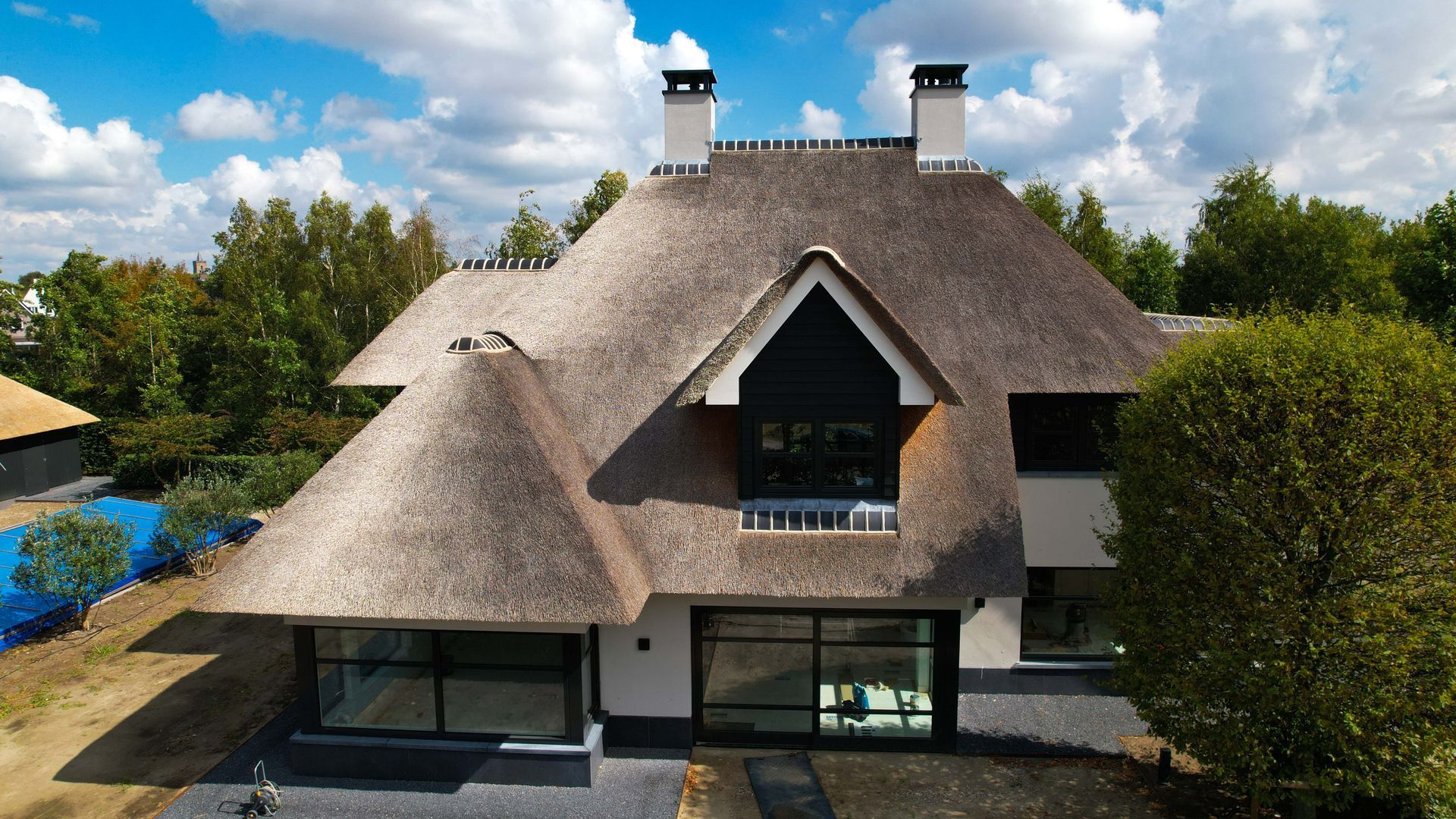 Nieuwbouw moderne villa met rieten dak in Dirksland