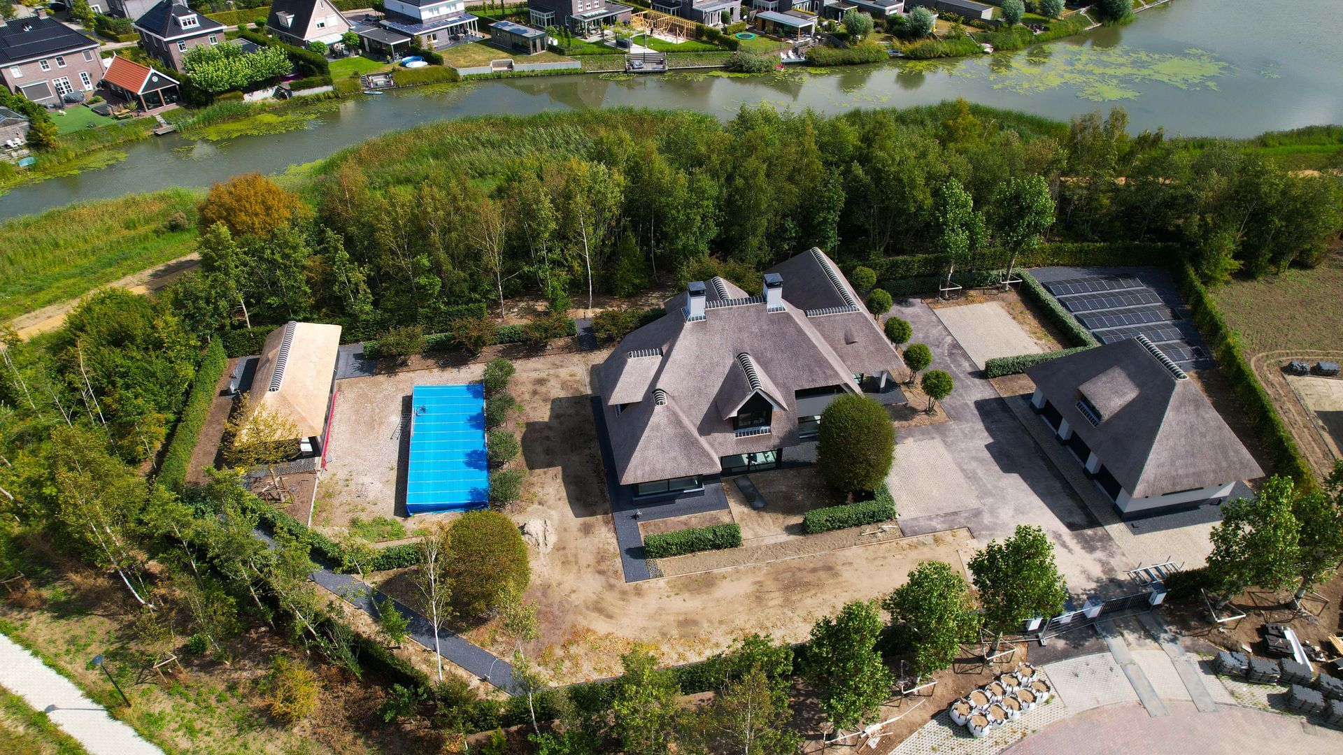 Nieuwbouw moderne villa met rieten dak in Dirksland