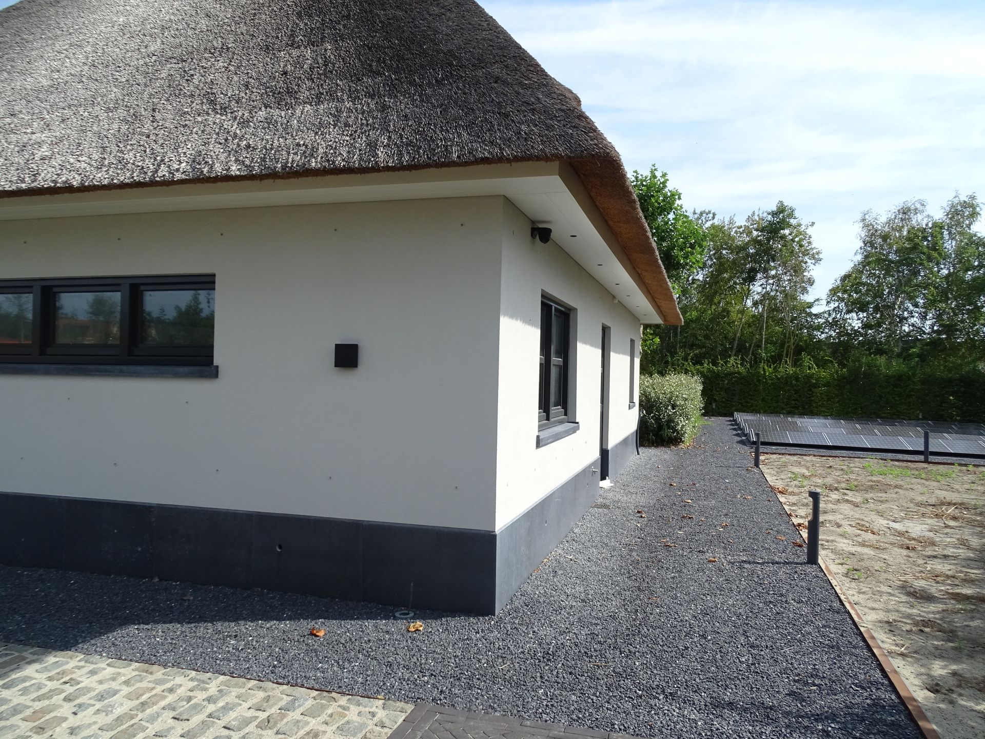 Nieuwbouw moderne villa met rieten dak in Dirksland 