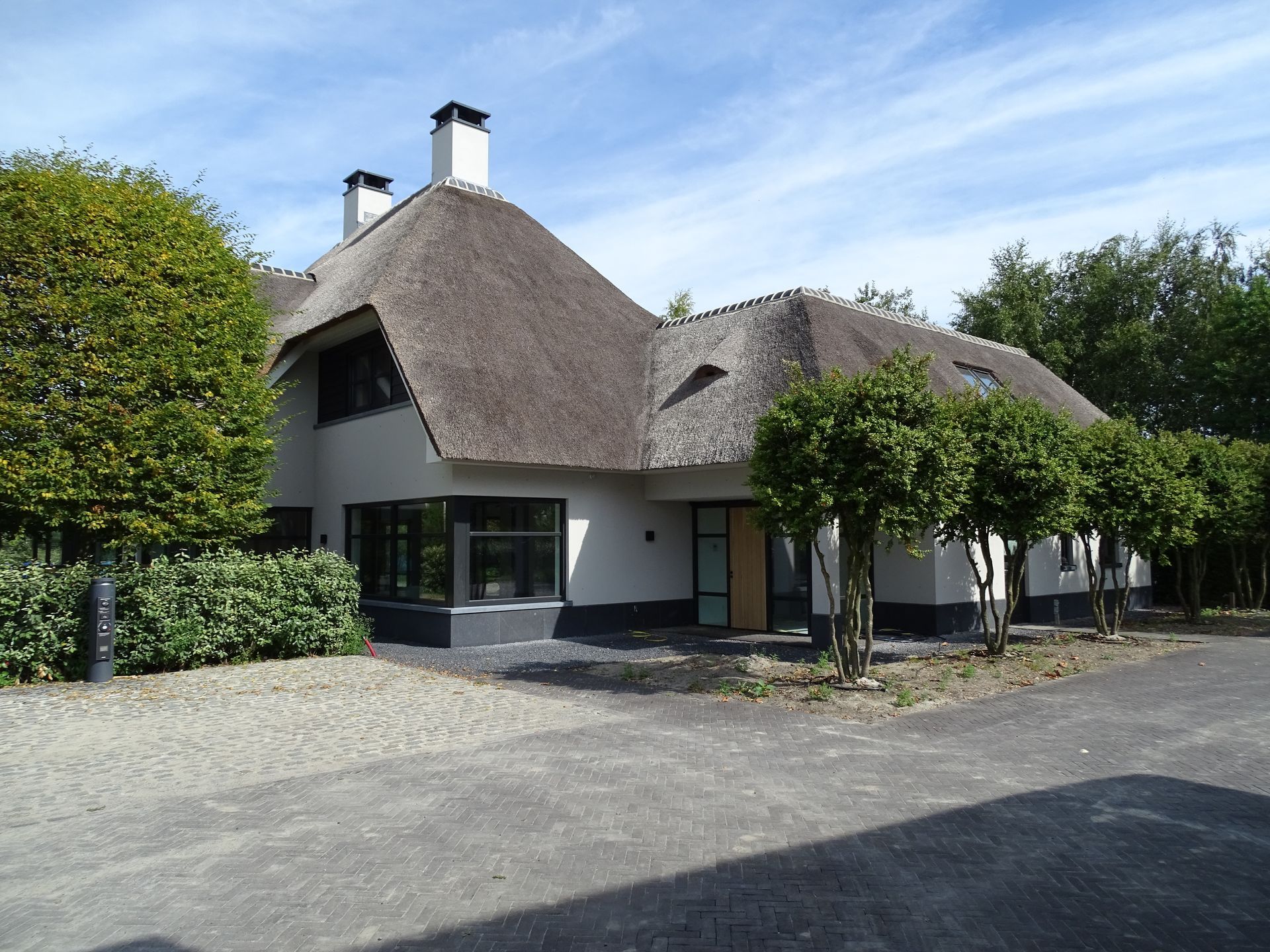 Nieuwbouw moderne villa met rieten dak in Dirksland 