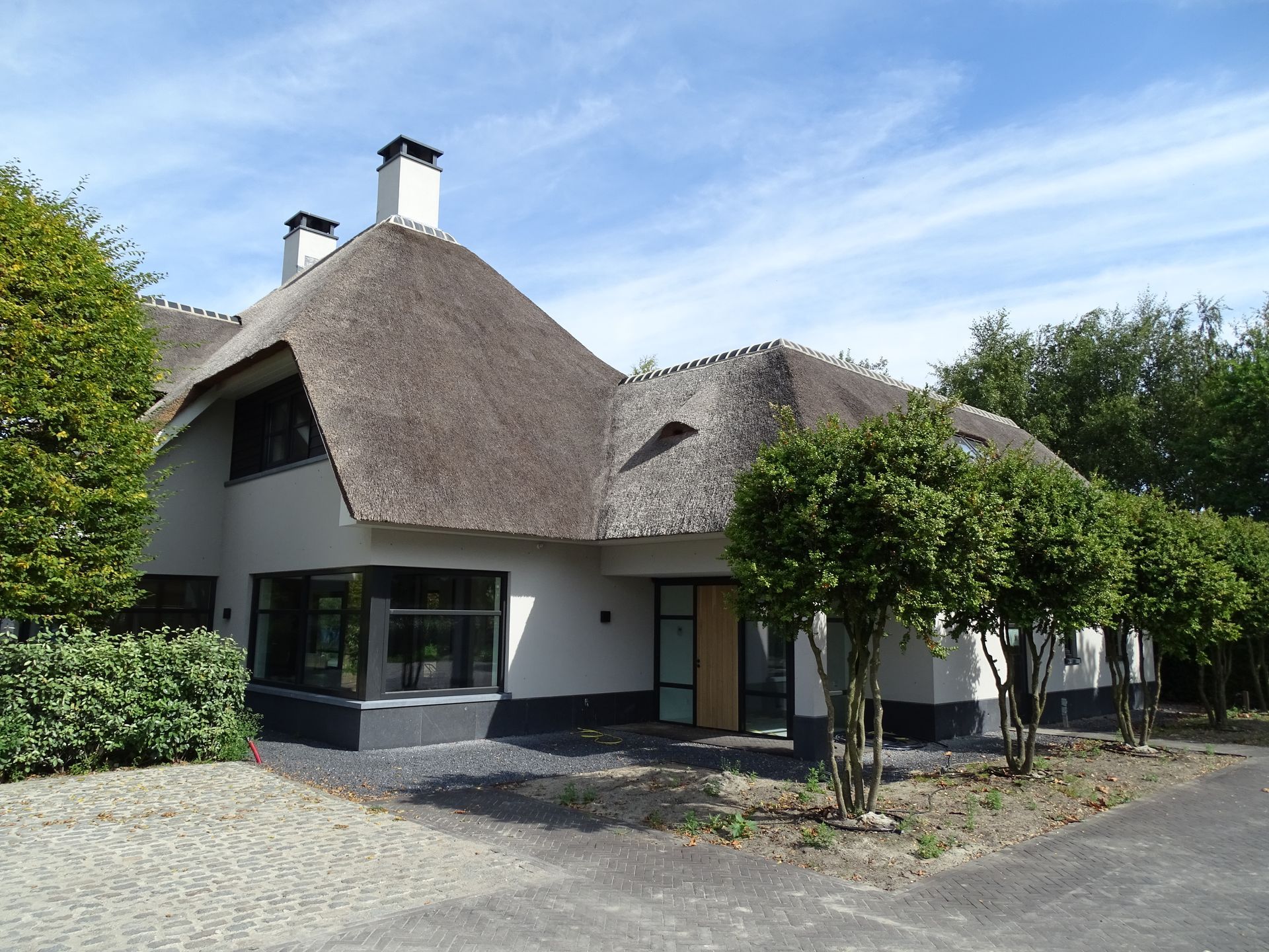 Nieuwbouw moderne villa met rieten dak in Dirksland 