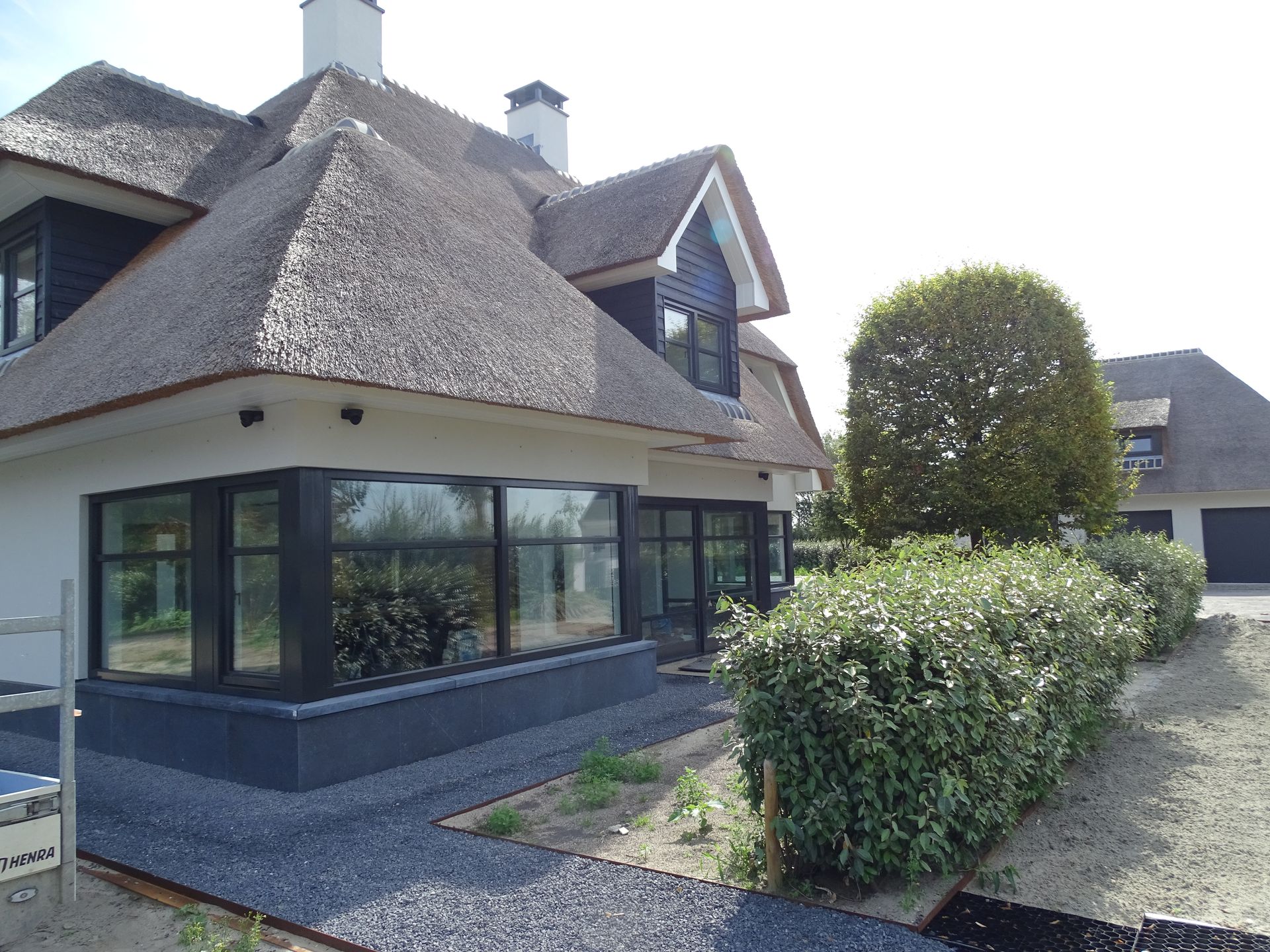 Nieuwbouw moderne villa met rieten dak in Dirksland 