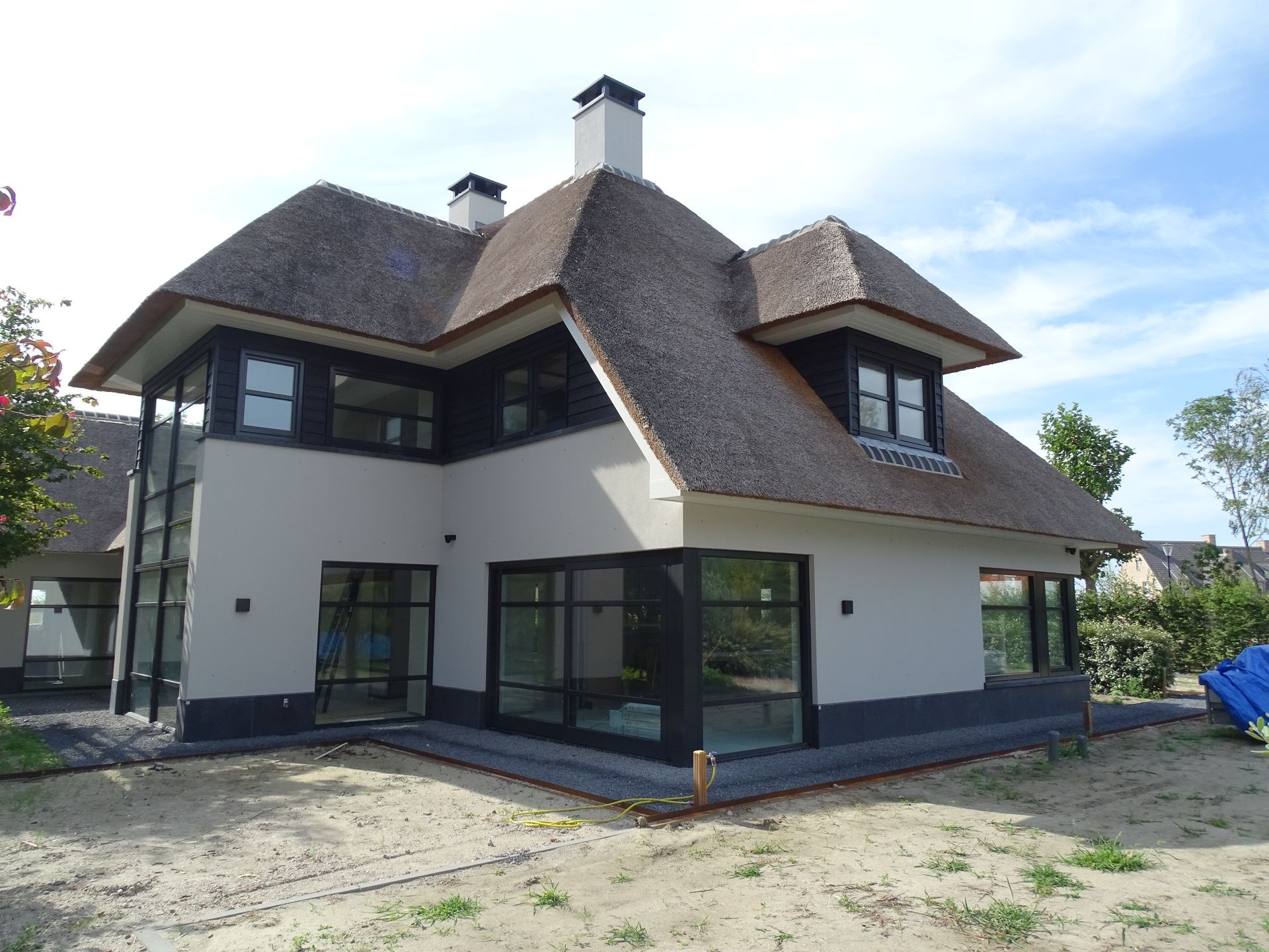 Nieuwbouw moderne villa met rieten dak in Dirksland 