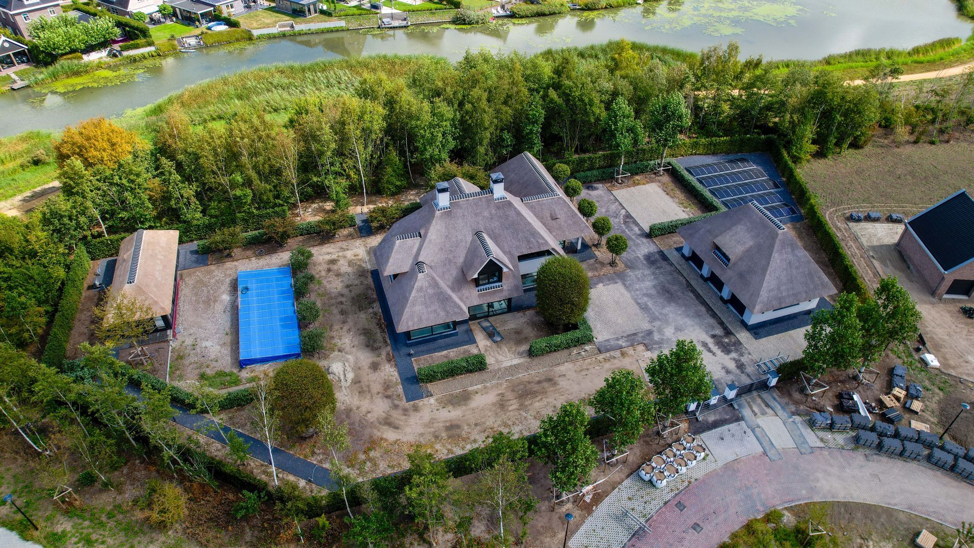 Nieuwbouw moderne villa met rieten dak in Dirksland