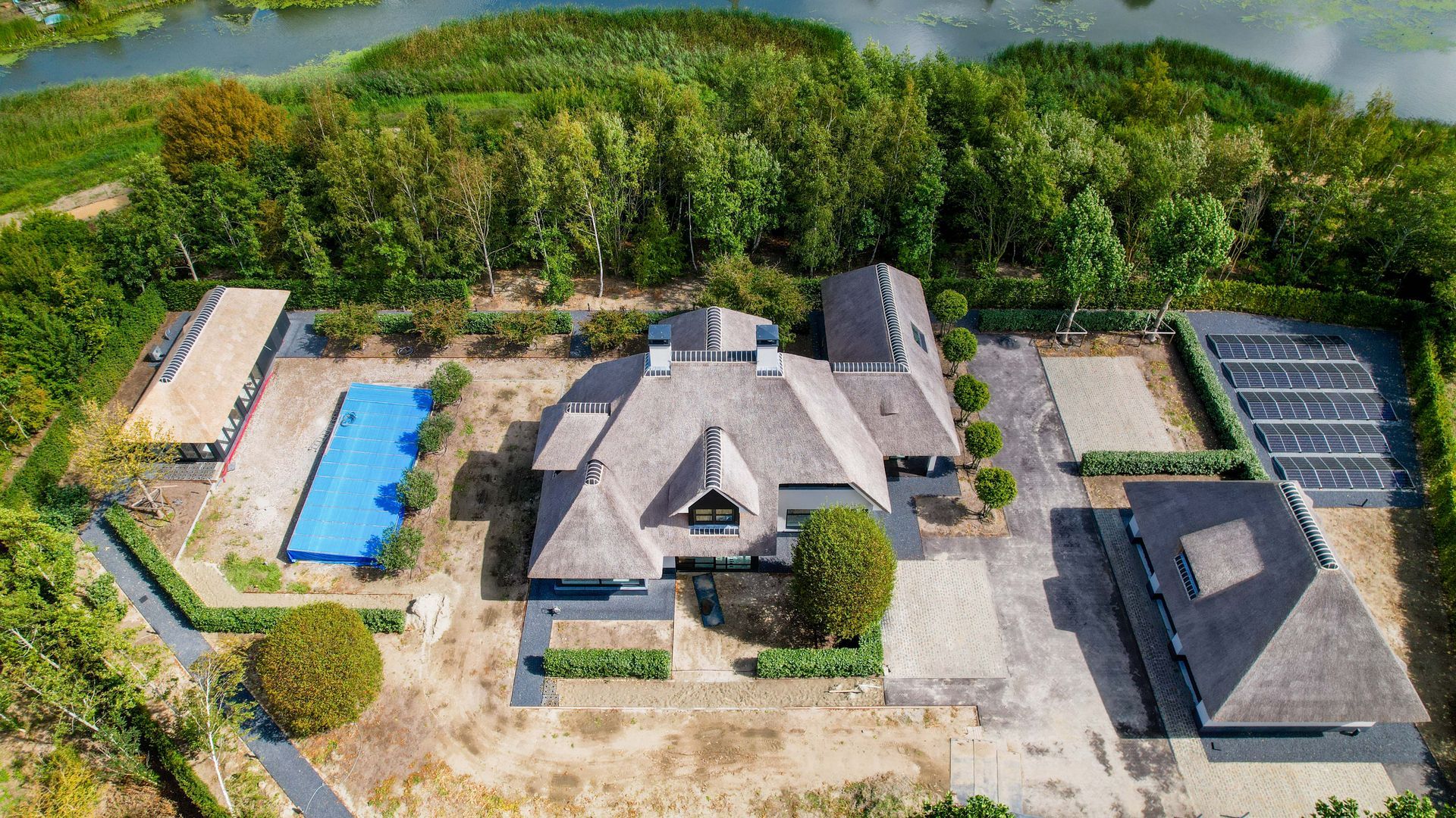 Nieuwbouw moderne villa met rieten dak in Dirksland