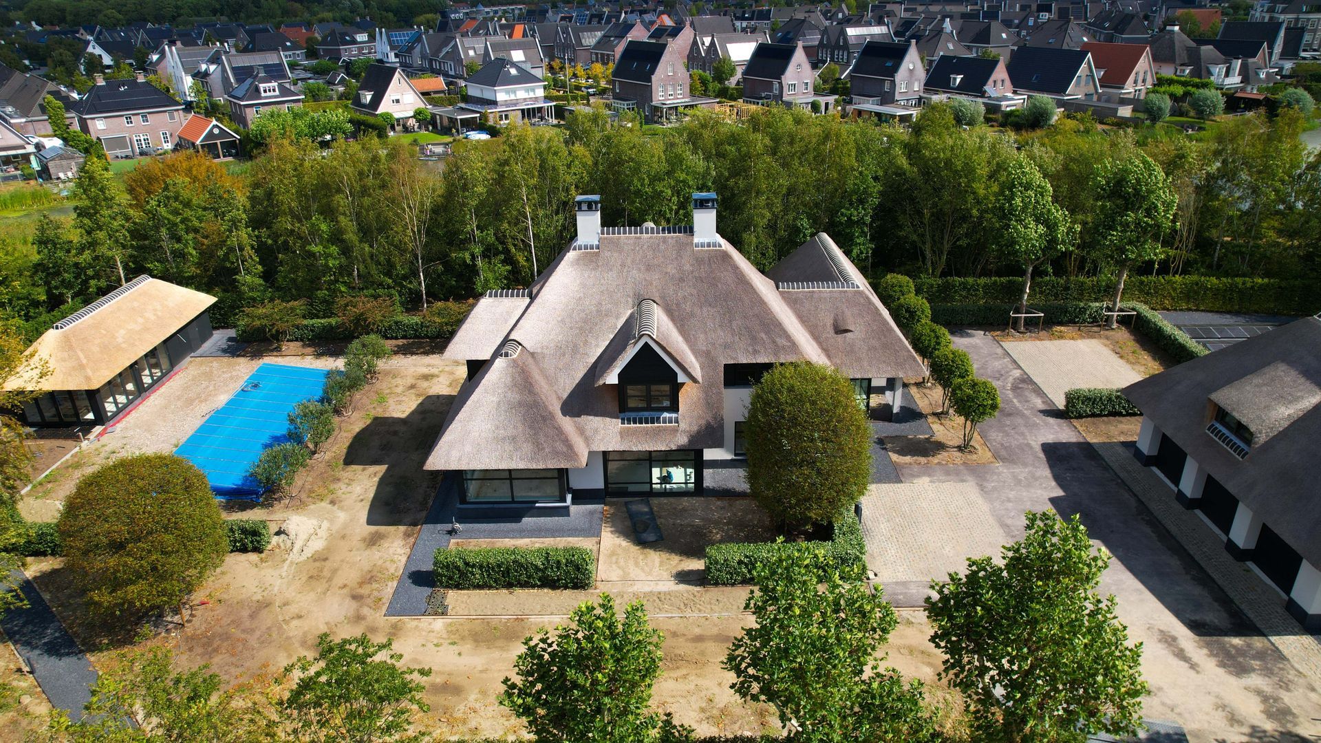 Nieuwbouw moderne villa met rieten dak in Dirksland