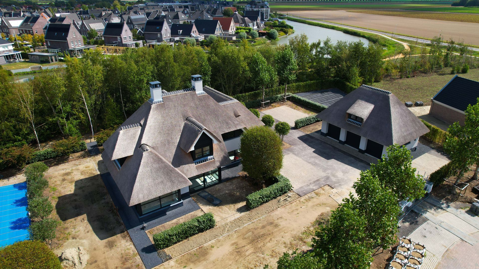 Nieuwbouw moderne villa met rieten dak in Dirksland