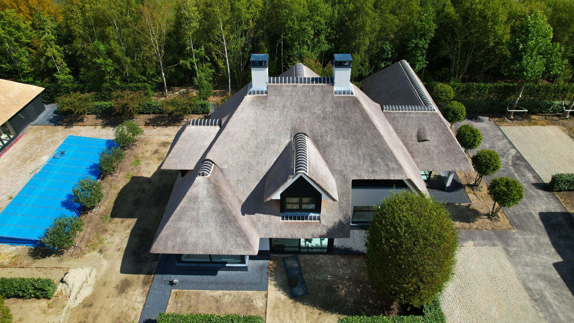 Nieuwbouw moderne villa met rieten dak in Dirksland