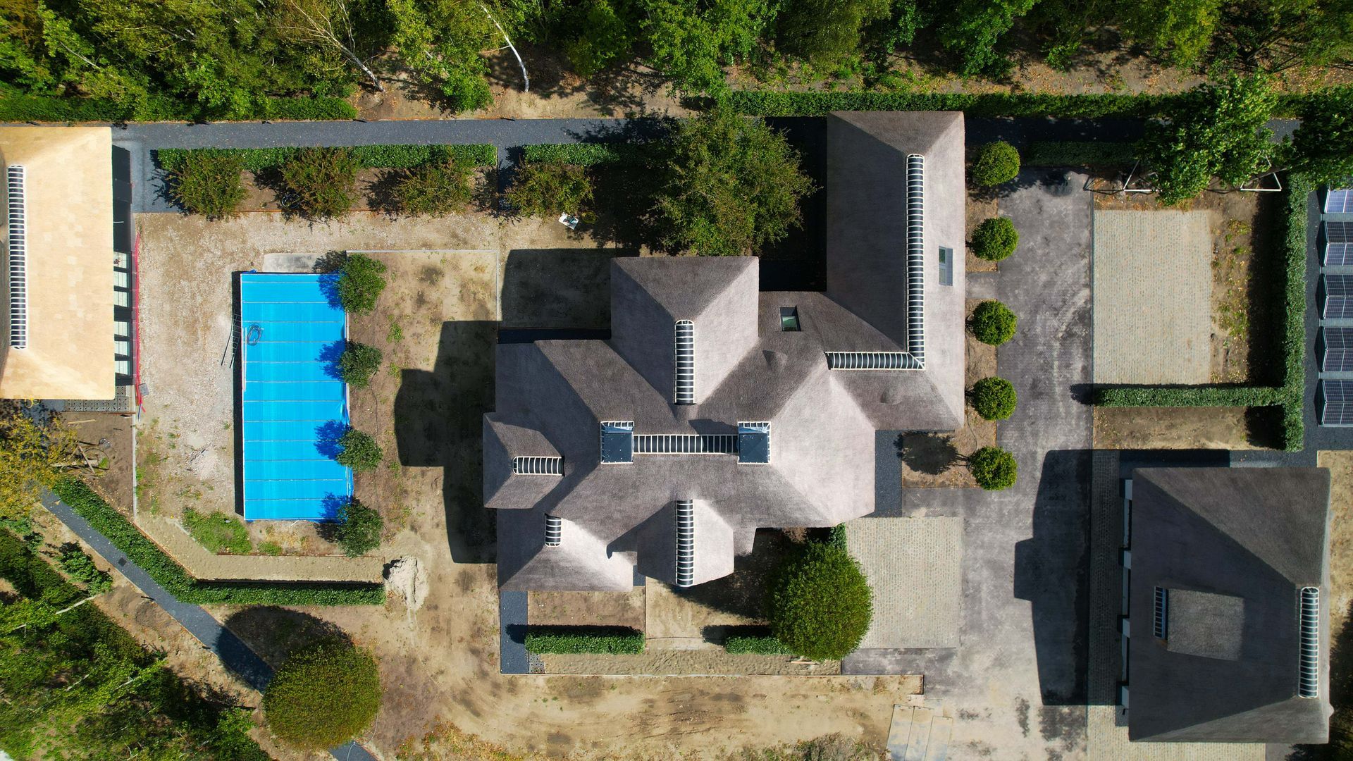 Nieuwbouw moderne villa met rieten dak in Dirksland