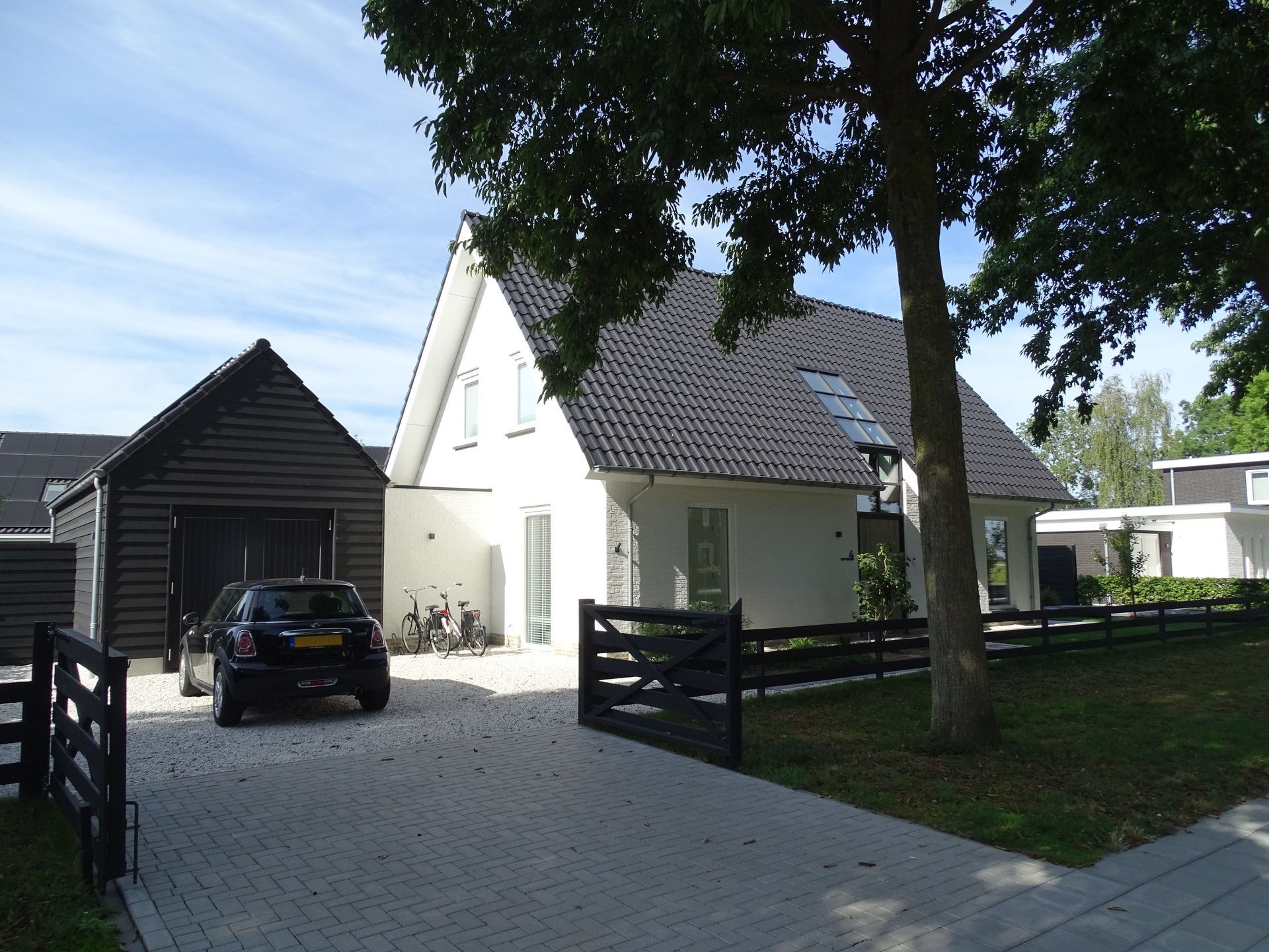 Moderne villa met landelijke invloeden. Deze stijlvolle vrijstaande woning combineert moderne architectuur met subtiele landelijke elementen. De strakke witte gevels in combinatie met het donkere zadeldak zorgen voor een eigentijdse en frisse uitstraling. 