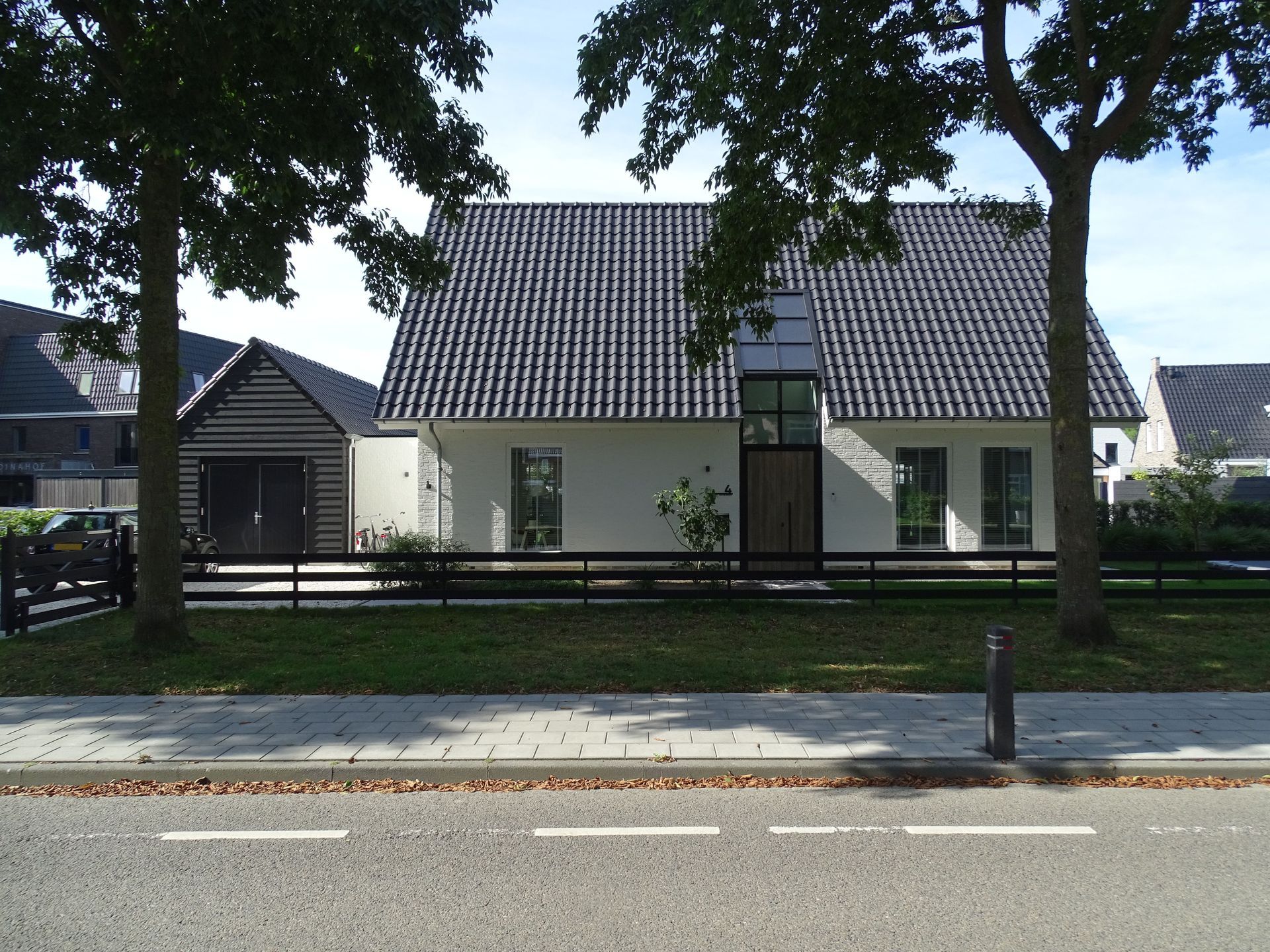 Moderne villa met landelijke invloeden. Deze stijlvolle vrijstaande woning combineert moderne architectuur met subtiele landelijke elementen. De strakke witte gevels in combinatie met het donkere zadeldak zorgen voor een eigentijdse en frisse uitstraling. 