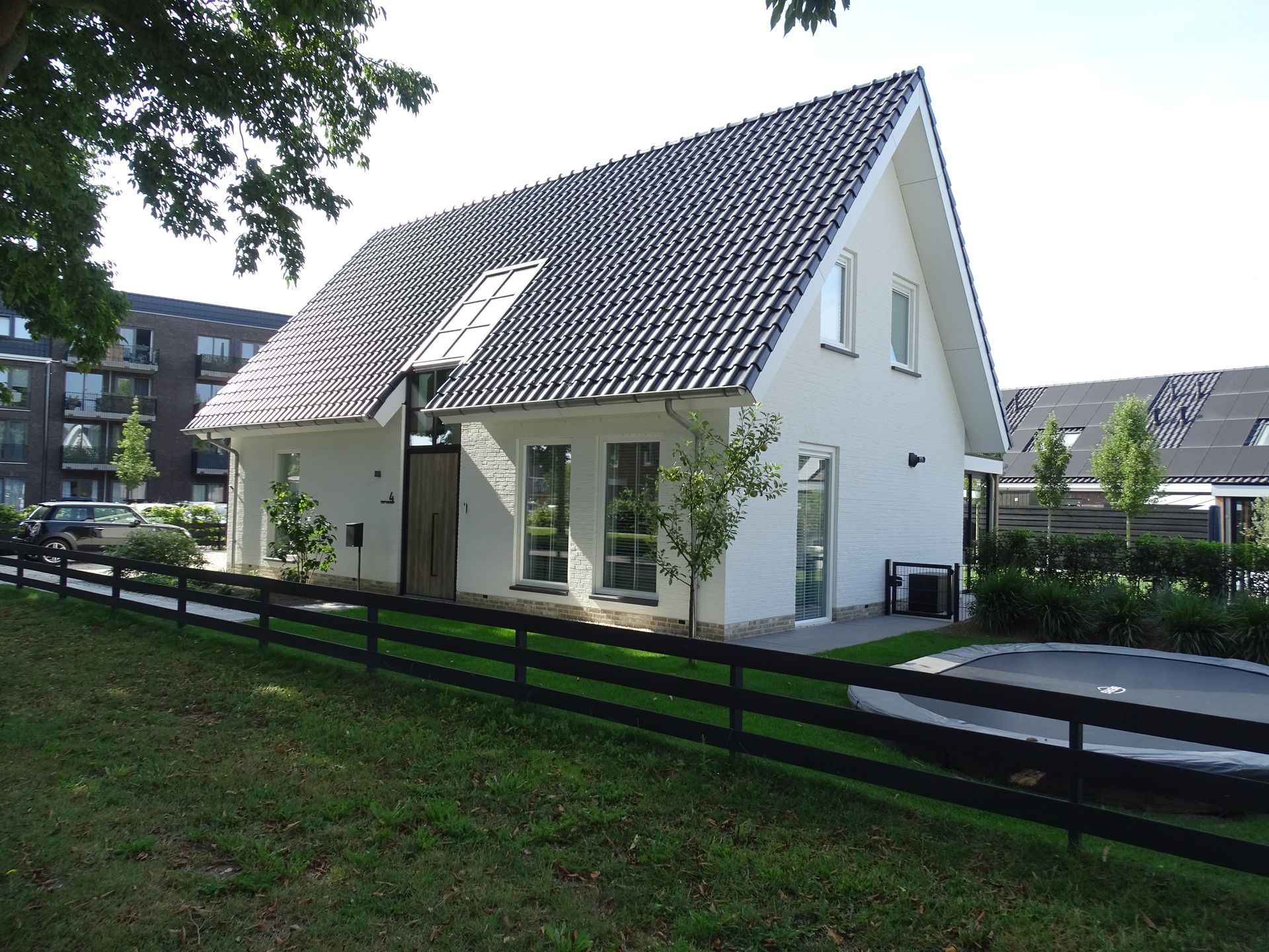 Moderne villa met landelijke invloeden. Deze stijlvolle vrijstaande woning combineert moderne architectuur met subtiele landelijke elementen. De strakke witte gevels in combinatie met het donkere zadeldak zorgen voor een eigentijdse en frisse uitstraling. 
