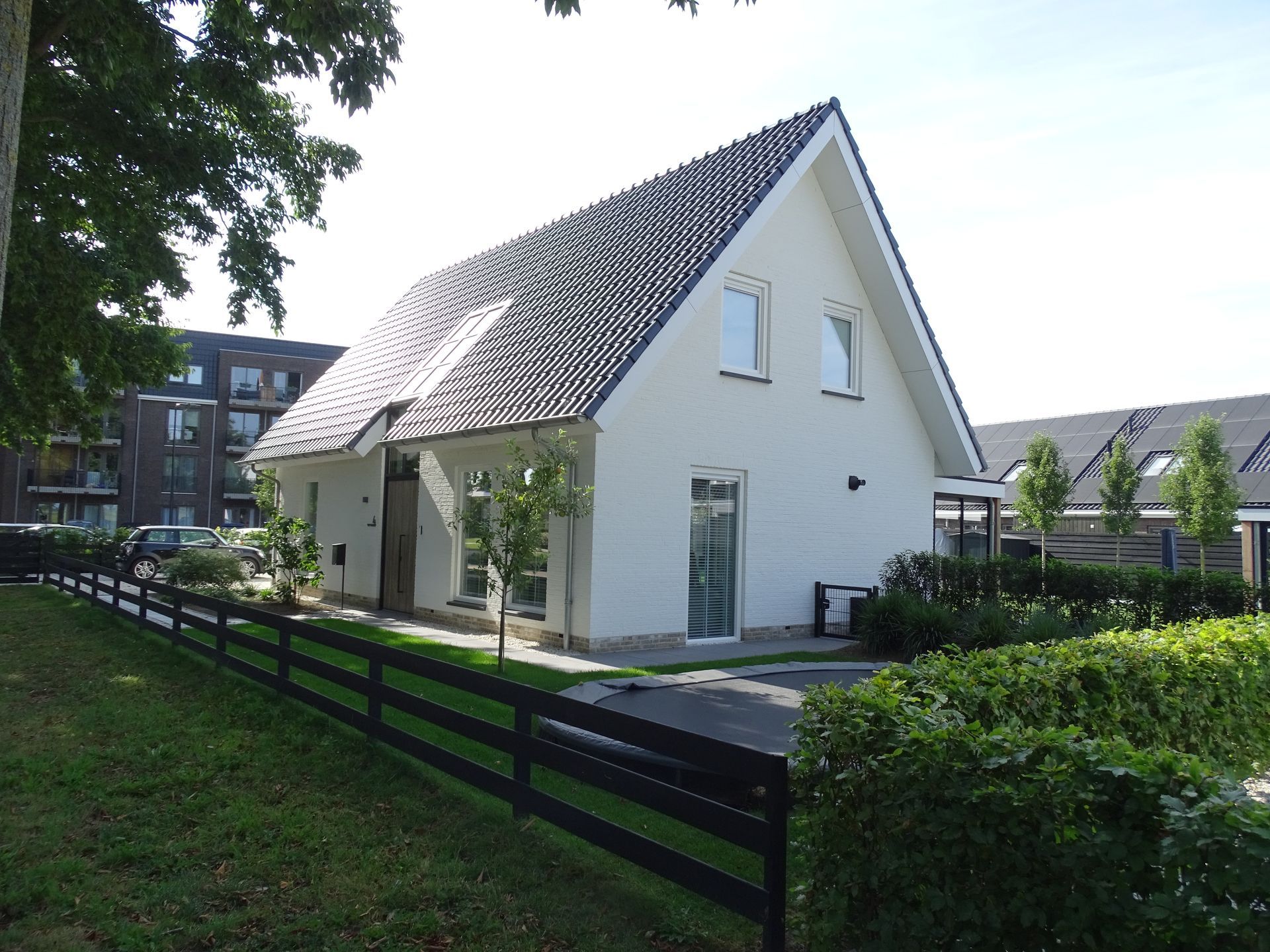 Moderne villa met landelijke invloeden. Deze stijlvolle vrijstaande woning combineert moderne architectuur met subtiele landelijke elementen. De strakke witte gevels in combinatie met het donkere zadeldak zorgen voor een eigentijdse en frisse uitstraling. 